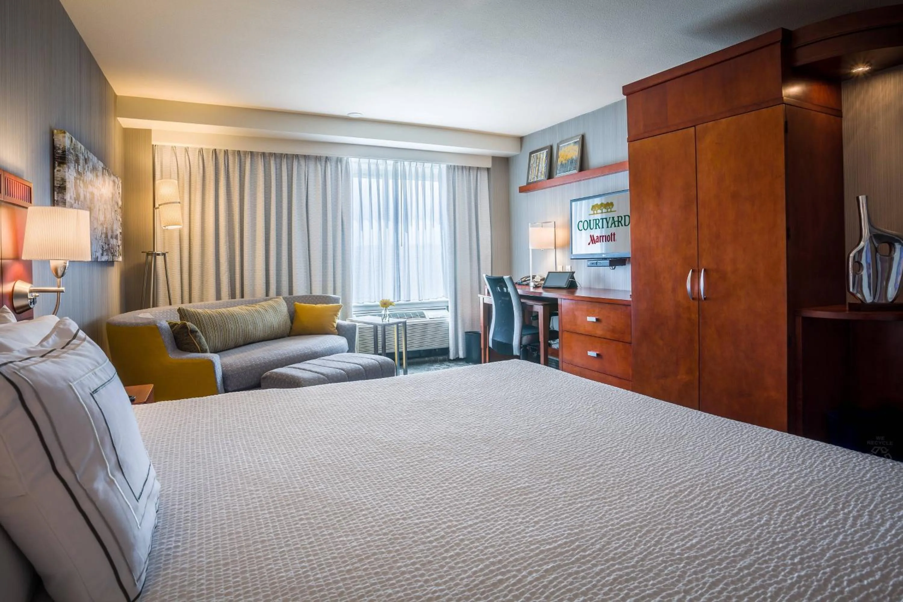 Photo of the whole room, Bed in Courtyard Culver City Los Angeles