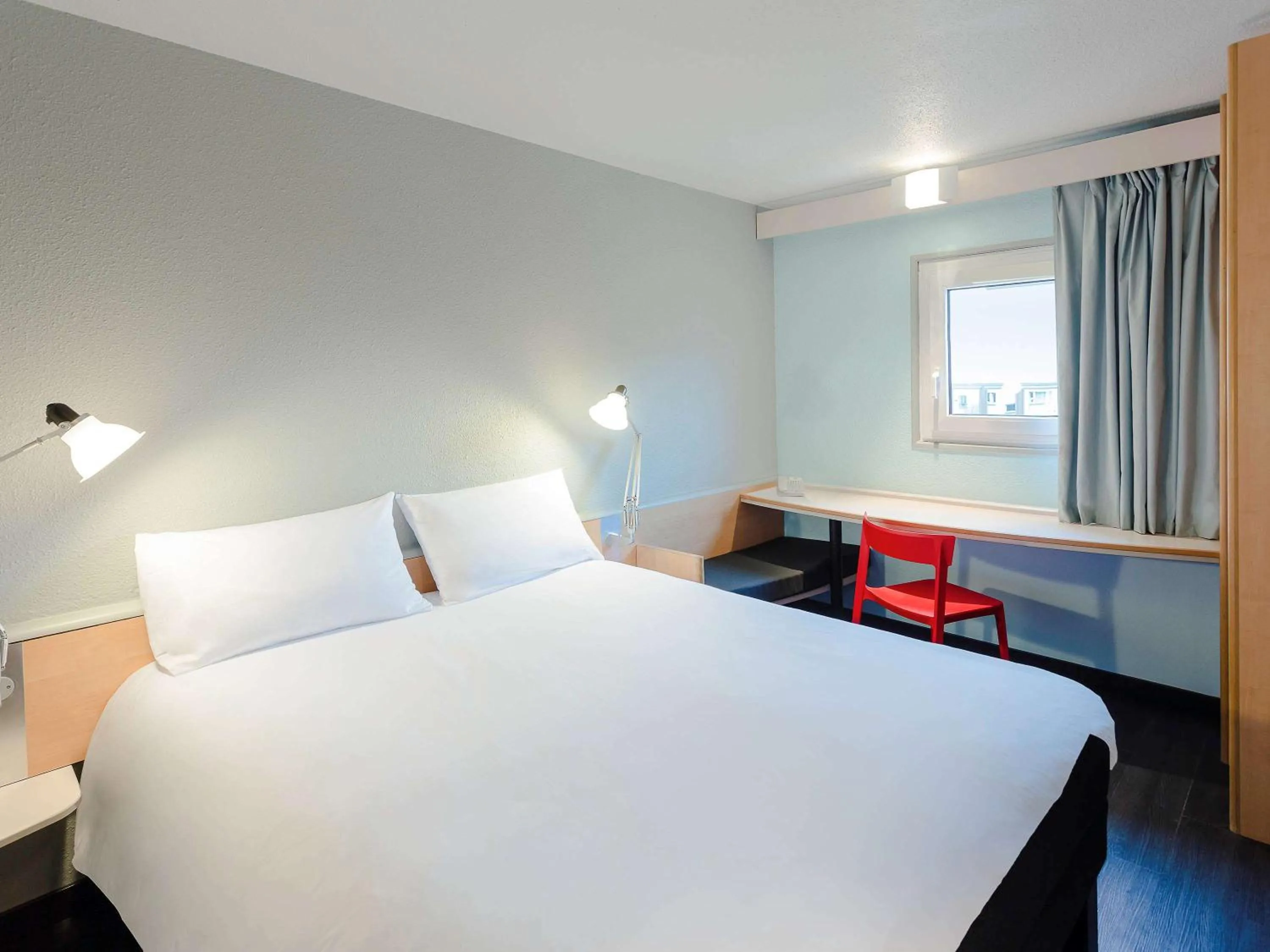 Photo of the whole room, Bed in Ibis Bourges Centre, Hôtel Restaurant