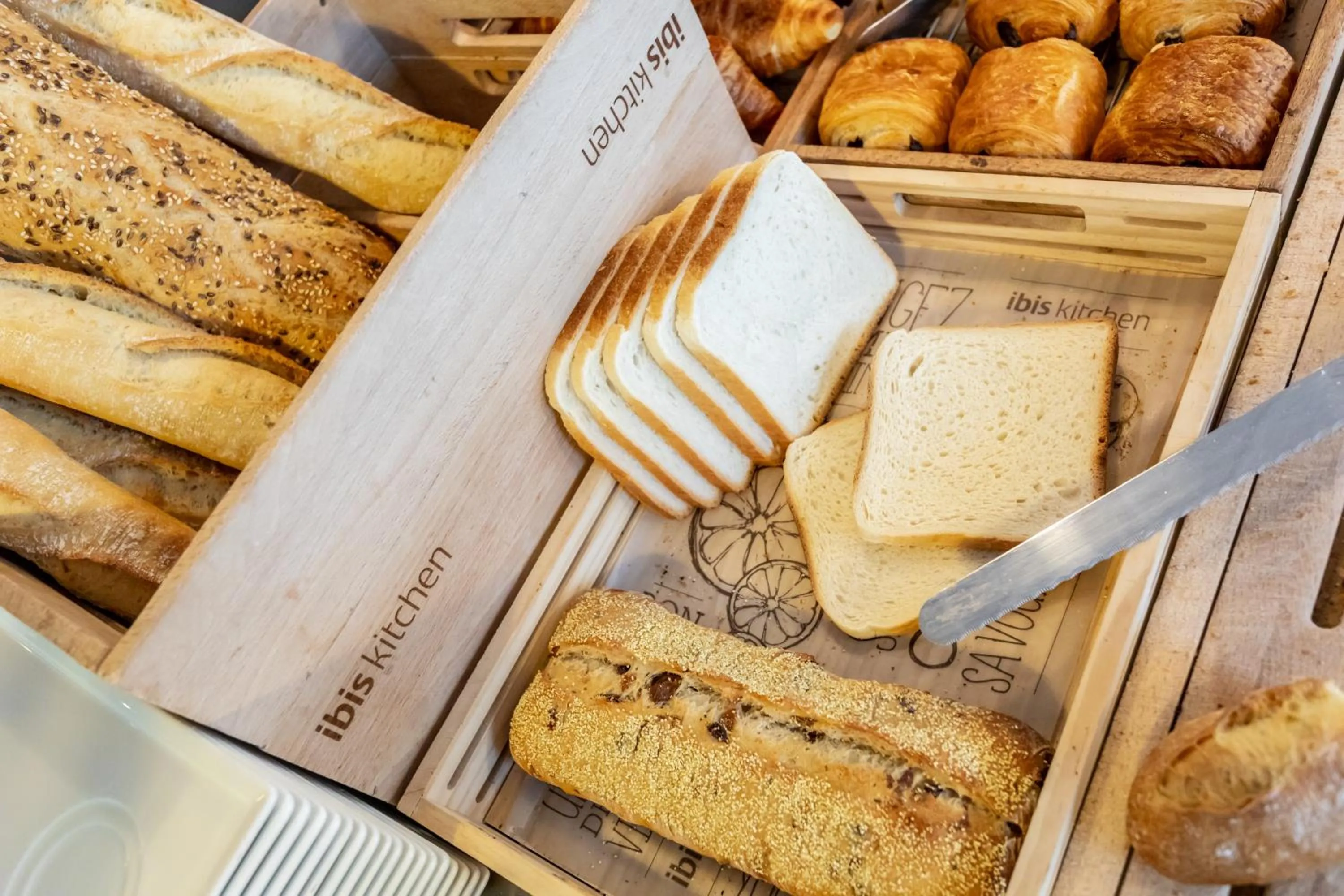 Food and drinks in Ibis Bourges Centre, Hôtel Restaurant