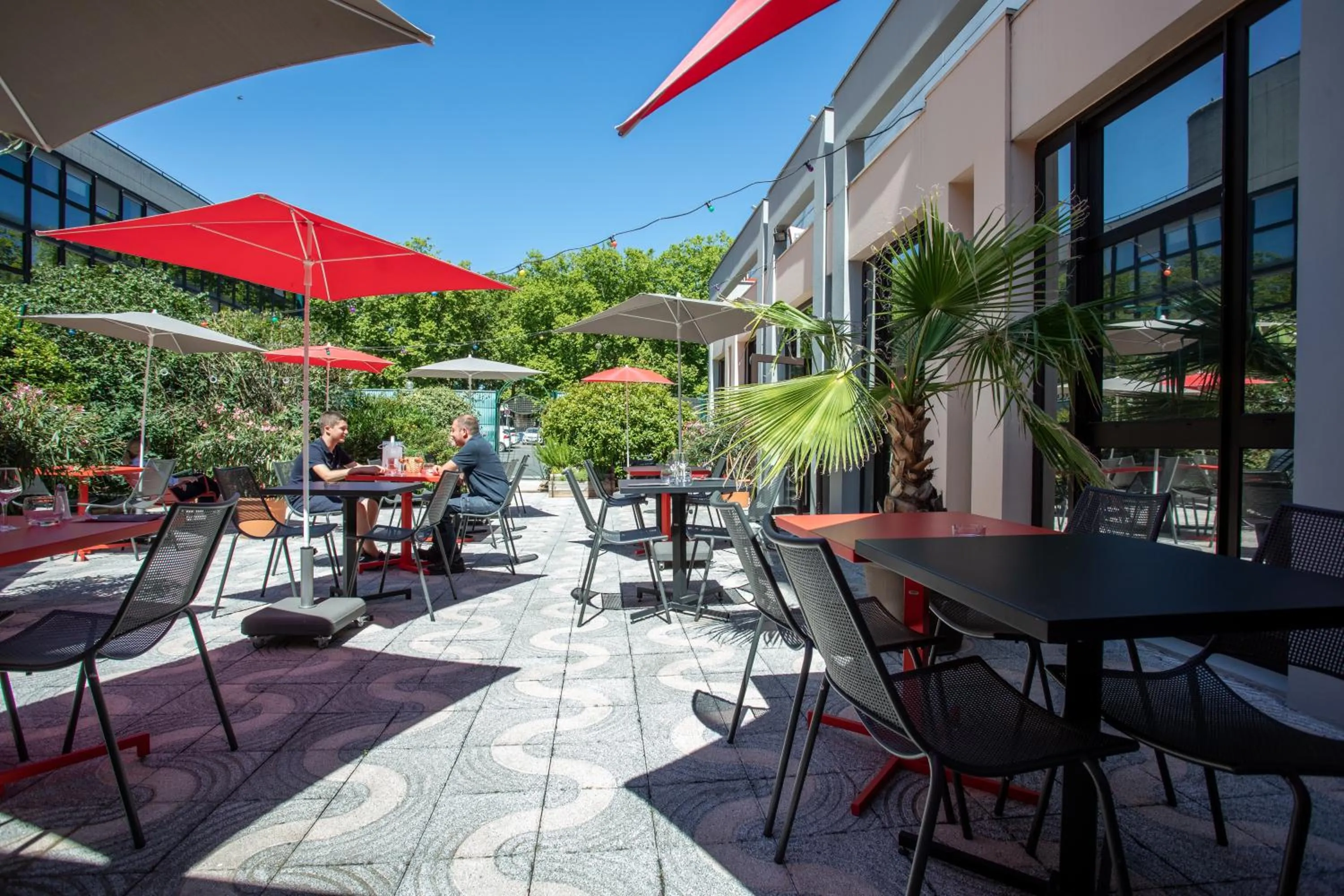 Patio in Ibis Bourges Centre, Hôtel Restaurant
