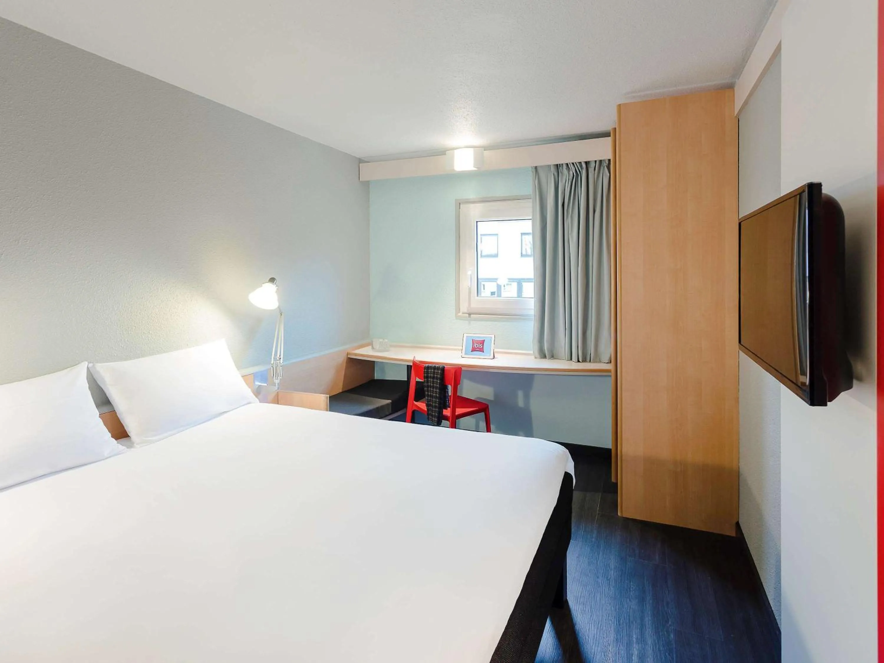 Photo of the whole room, Bed in Ibis Bourges Centre, Hôtel Restaurant