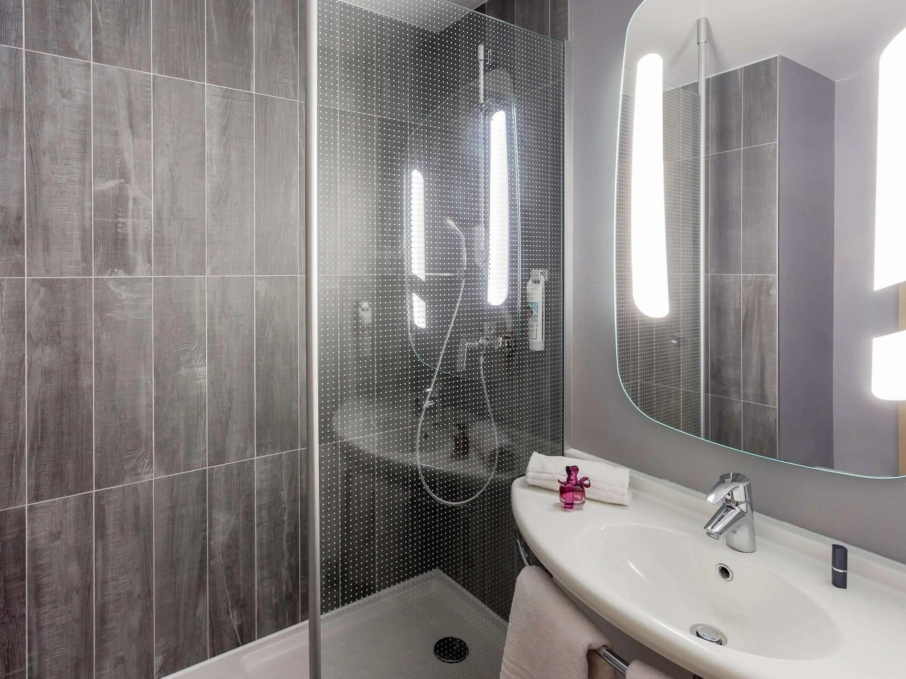 Photo of the whole room in Ibis Bourges Centre, Hôtel Restaurant