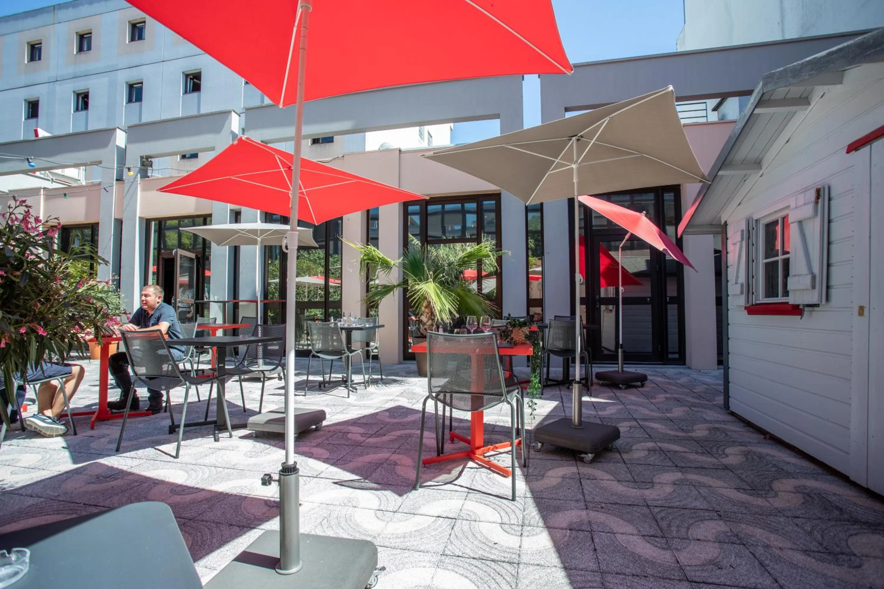 Patio in Ibis Bourges Centre, Hôtel Restaurant