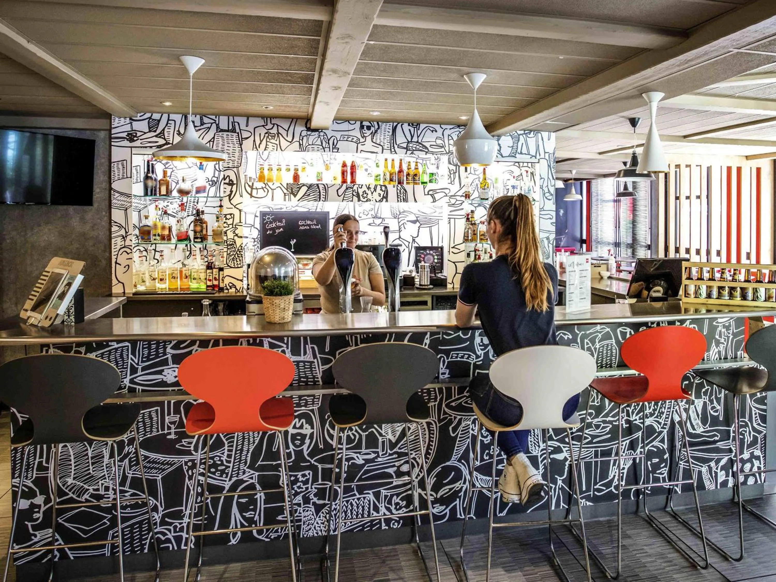 Lounge or bar in Ibis Bourges Centre, Hôtel Restaurant