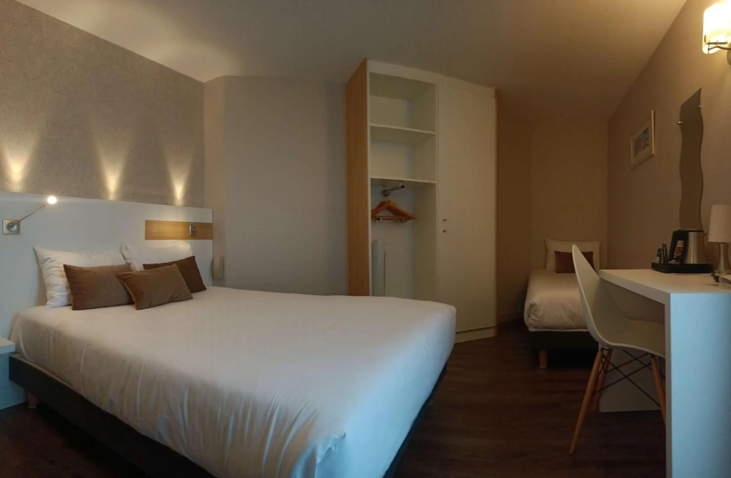 Bedroom in Brit Hotel Les Alizes