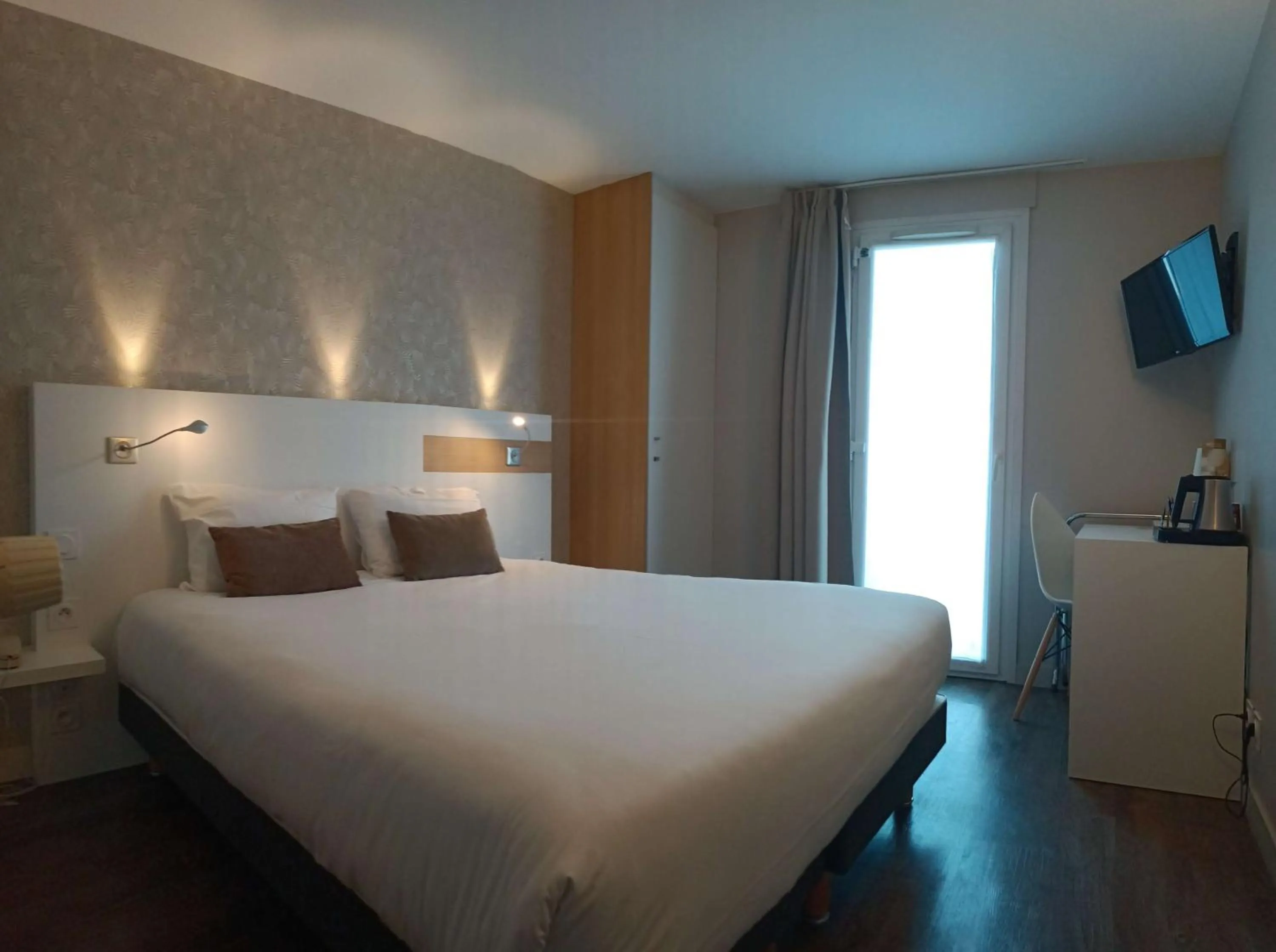 Bedroom in Brit Hotel Les Alizes