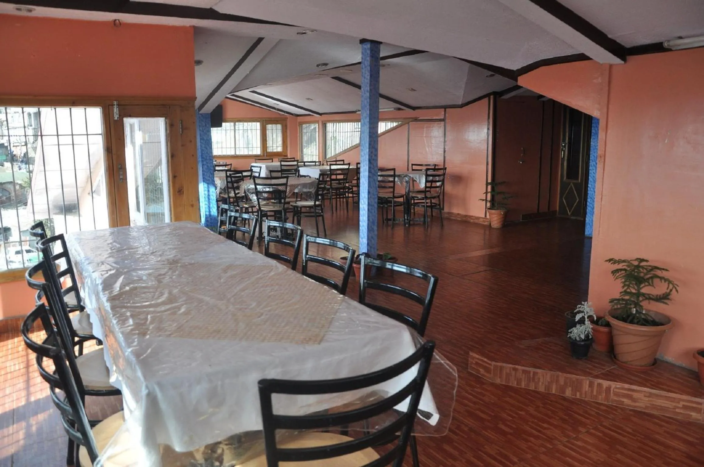 Restaurant/places to eat in Hotel Prestige