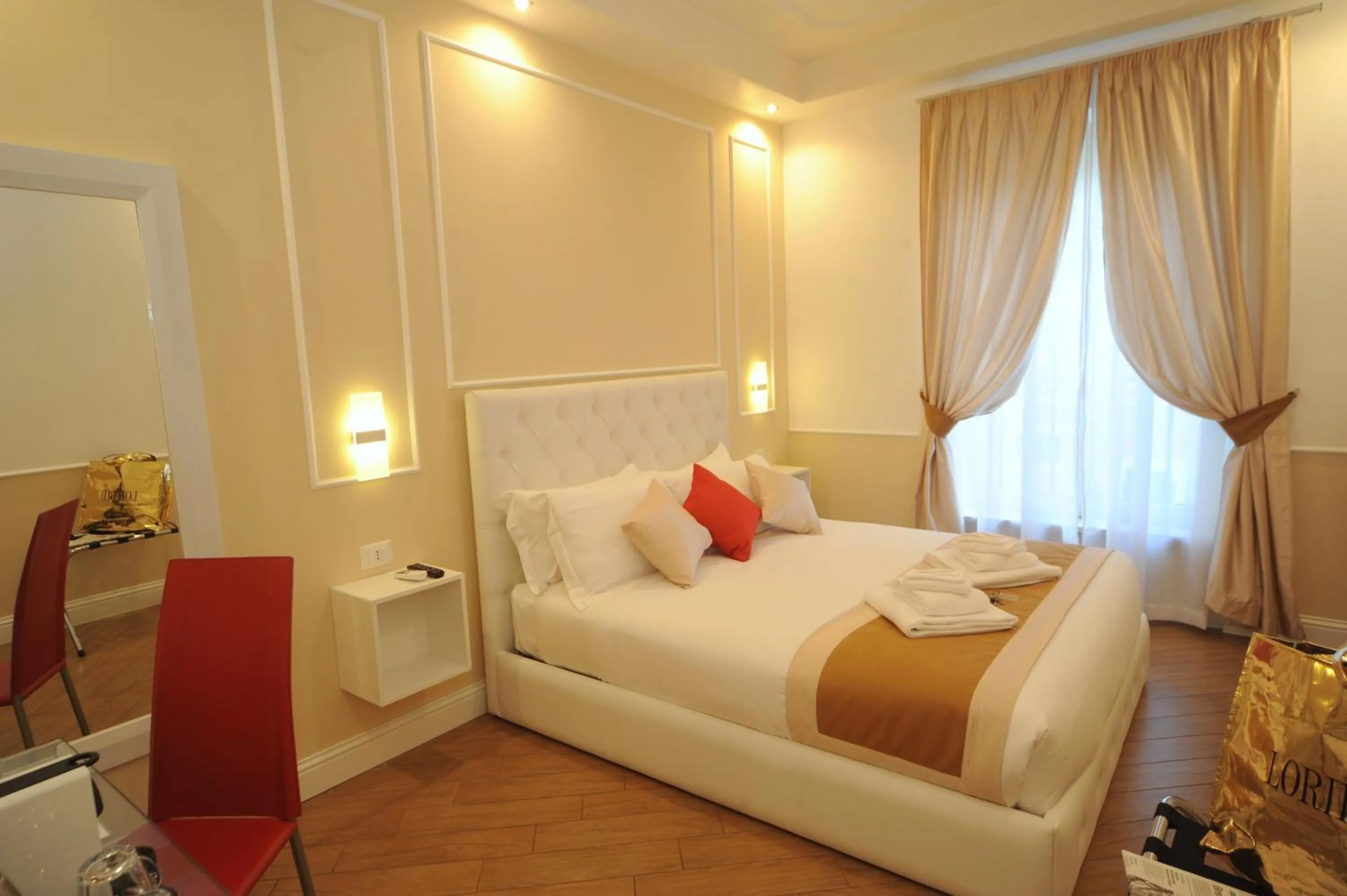 Photo of the whole room, Bed in My Suites Piazza di Spagna