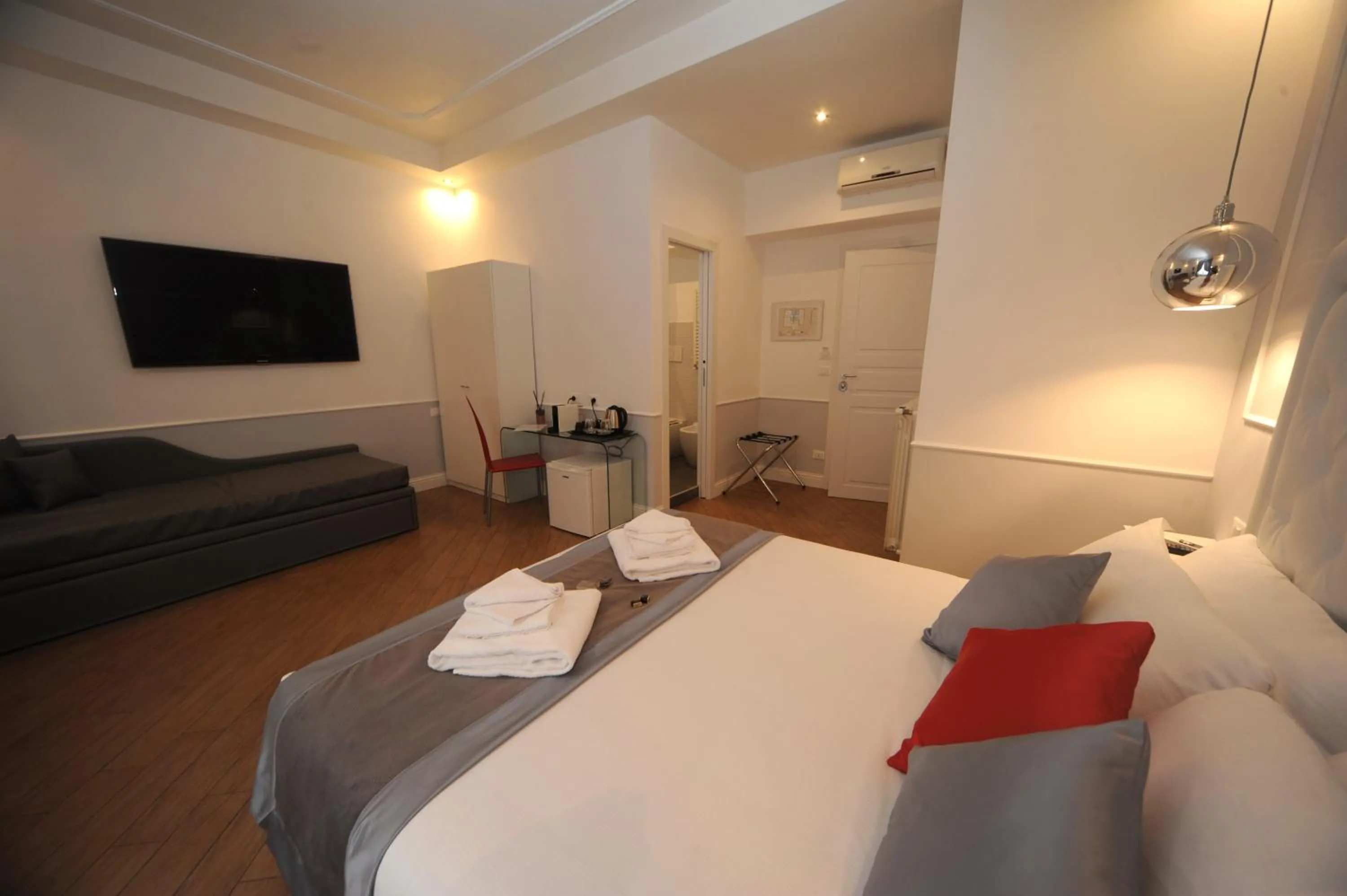 Photo of the whole room, Bed in My Suites Piazza di Spagna