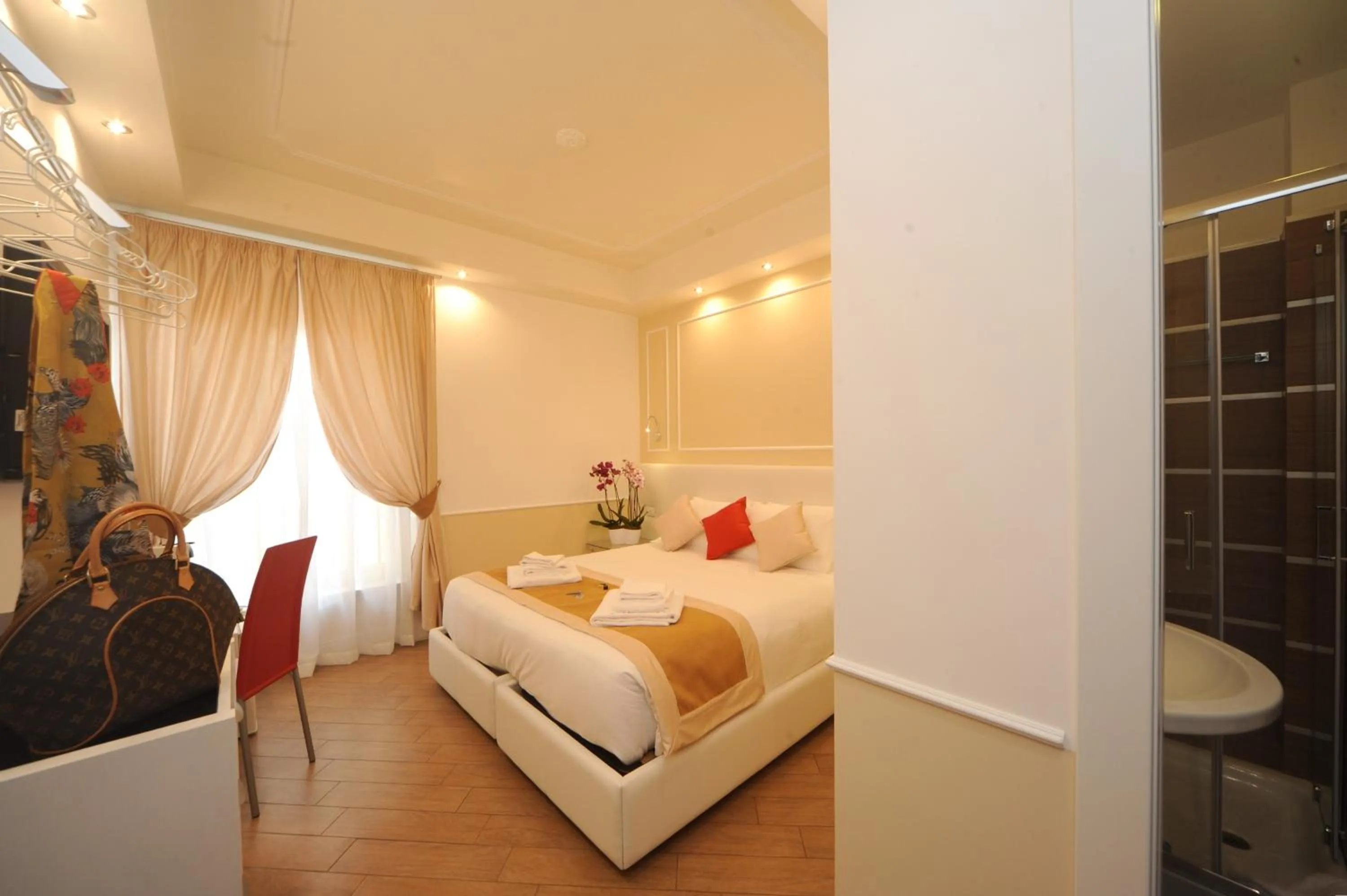 Photo of the whole room, Bed in My Suites Piazza di Spagna