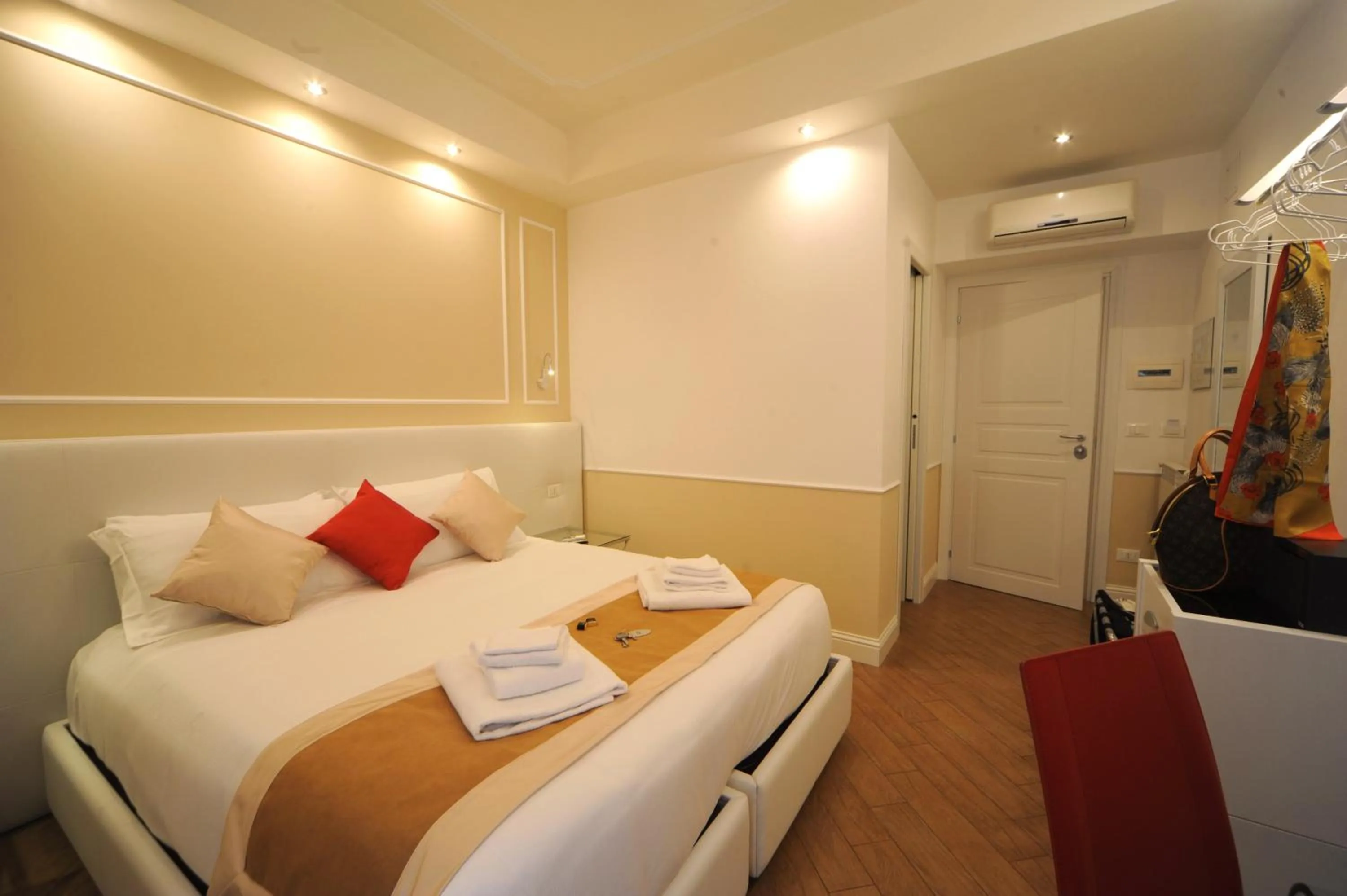 Photo of the whole room, Bed in My Suites Piazza di Spagna