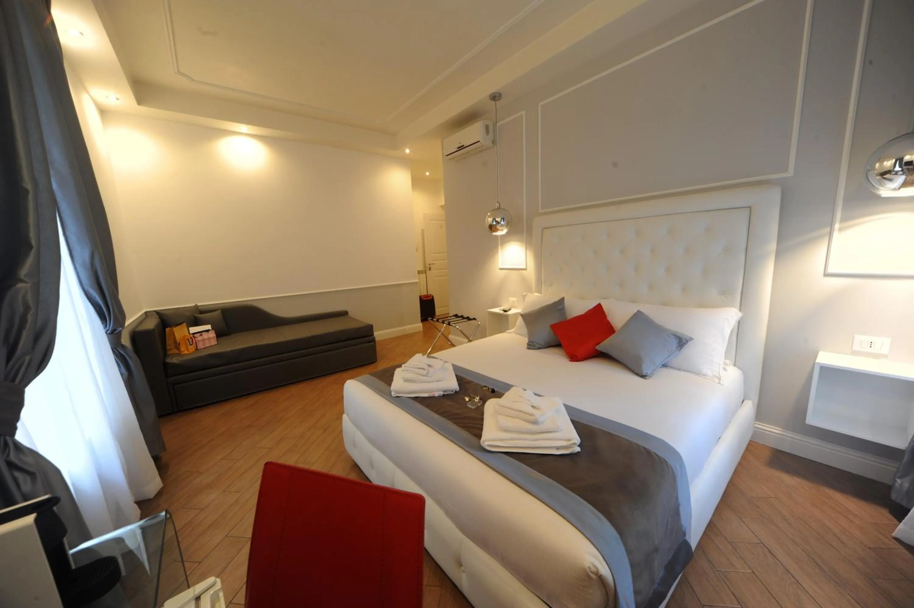 Photo of the whole room, Bed in My Suites Piazza di Spagna