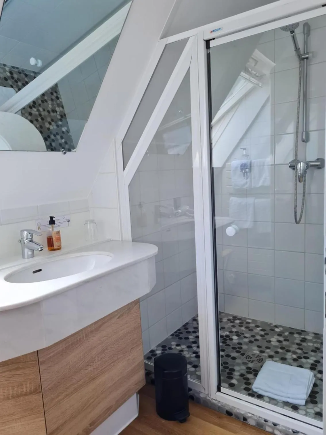 Bathroom in Hôtel Restaurant La Couronne by K