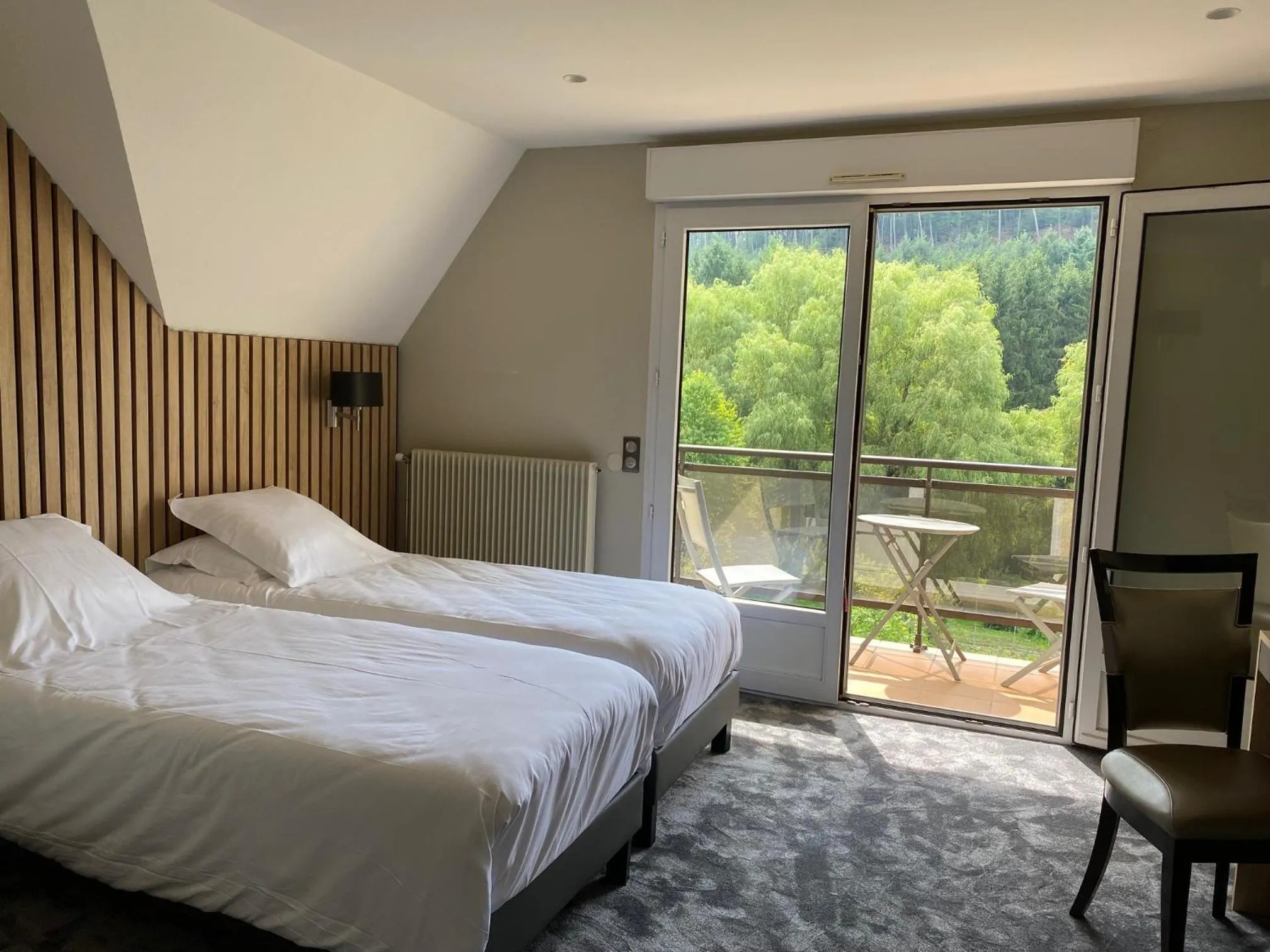 Bedroom, Bed in Hôtel Restaurant La Couronne by K