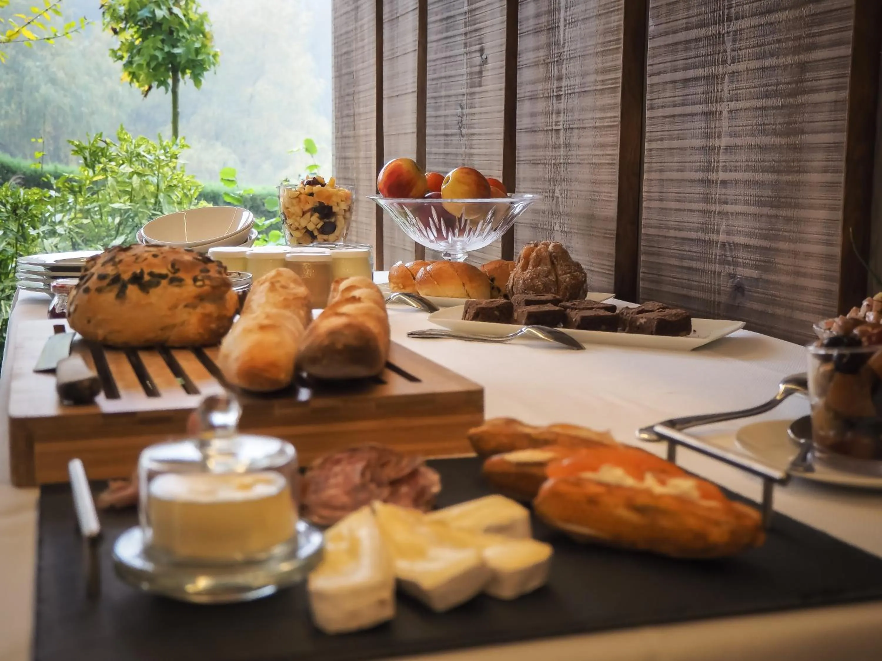 Buffet breakfast in Hôtel Restaurant La Couronne by K