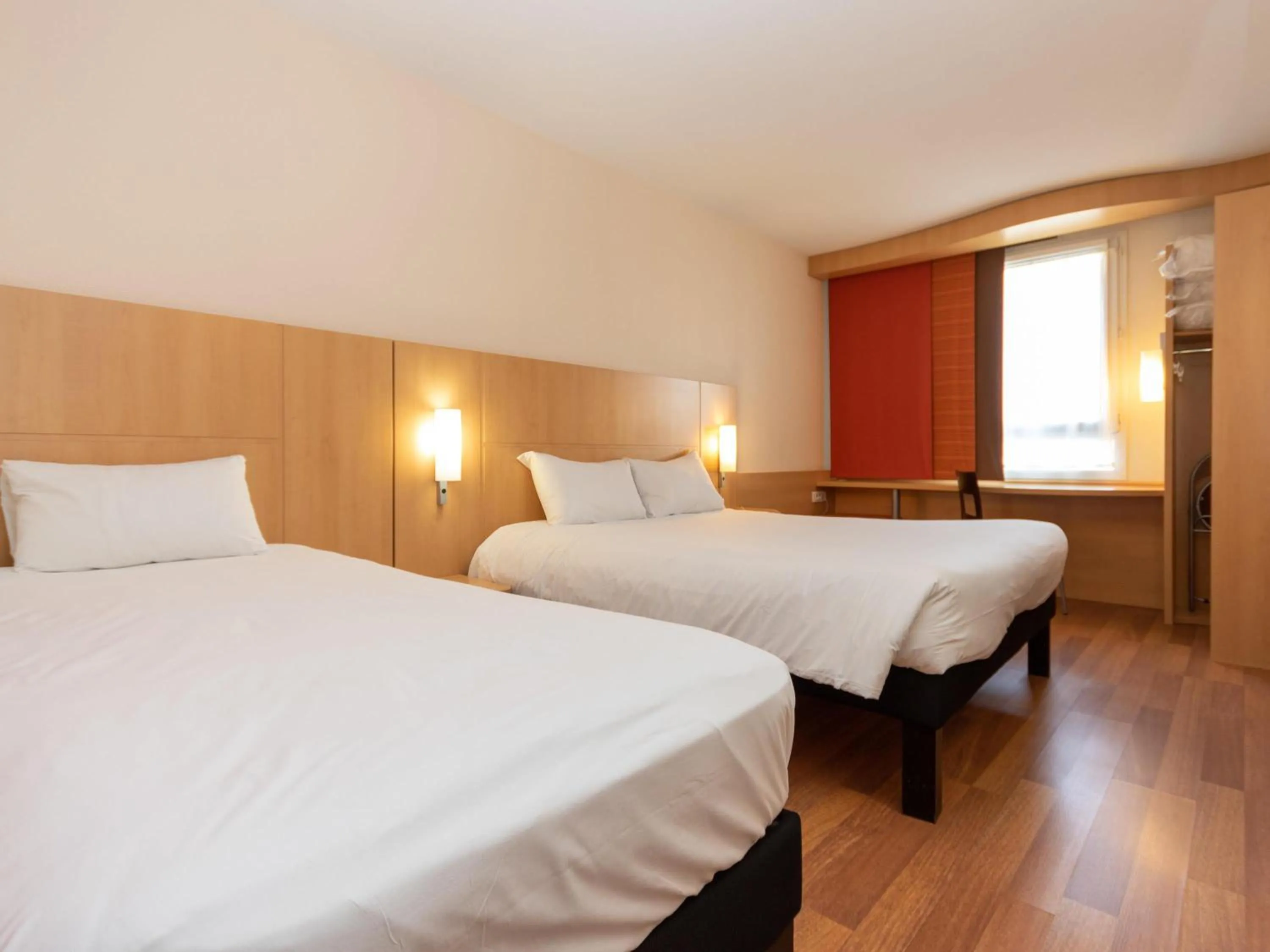 Bedroom, Bed in ibis Rochefort