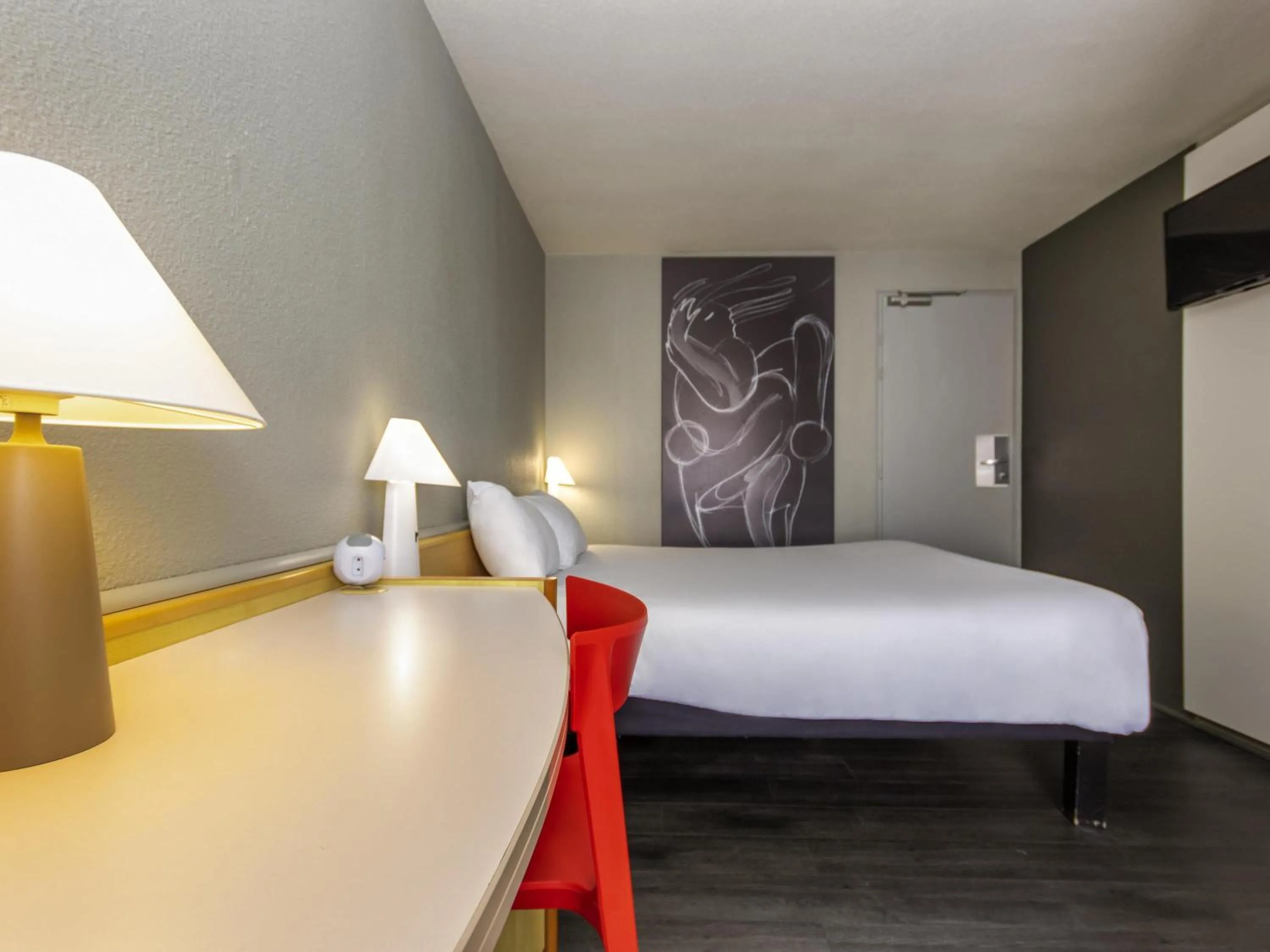 Bedroom, Bed in ibis Rochefort