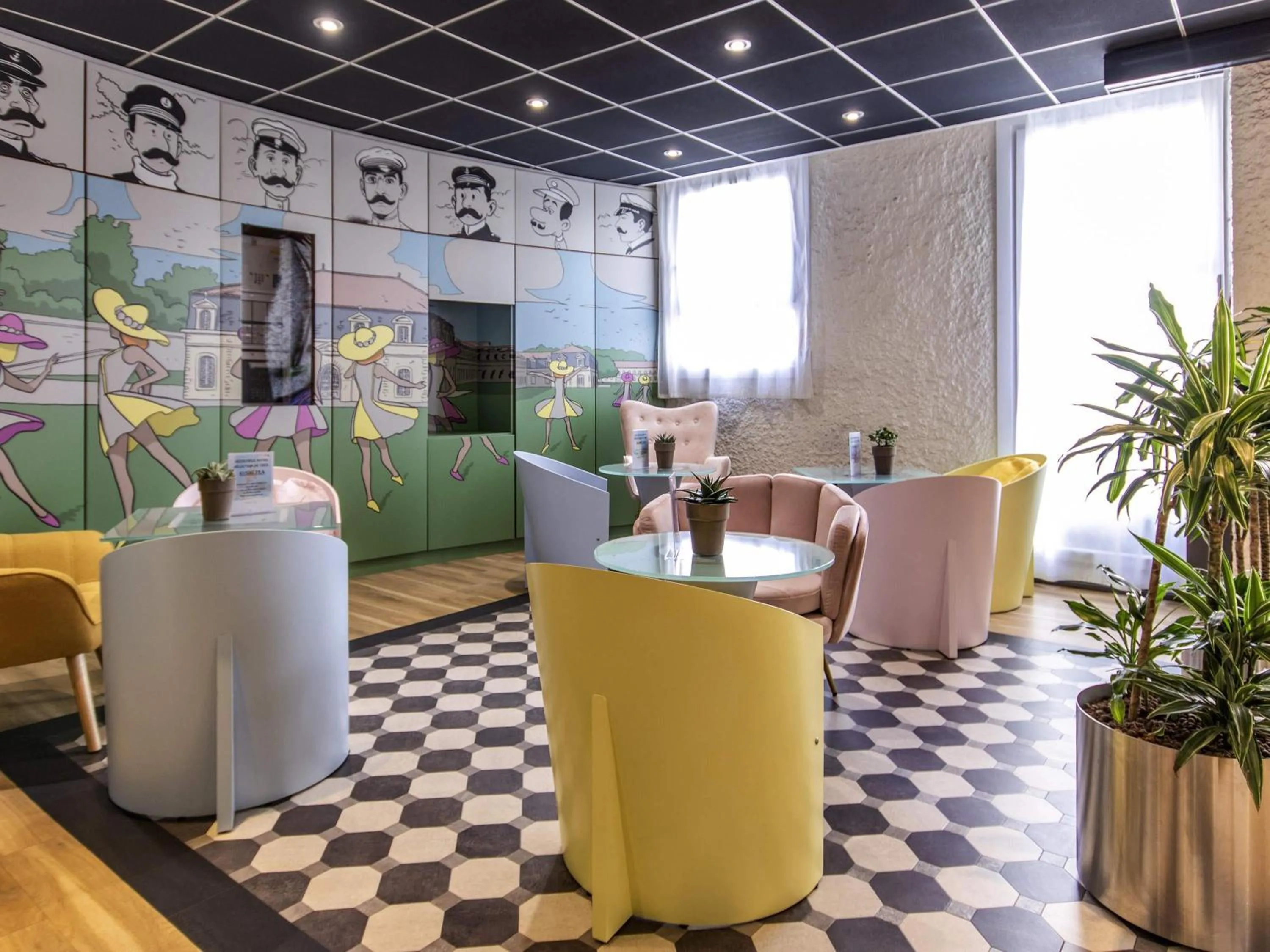 Lounge or bar in ibis Rochefort