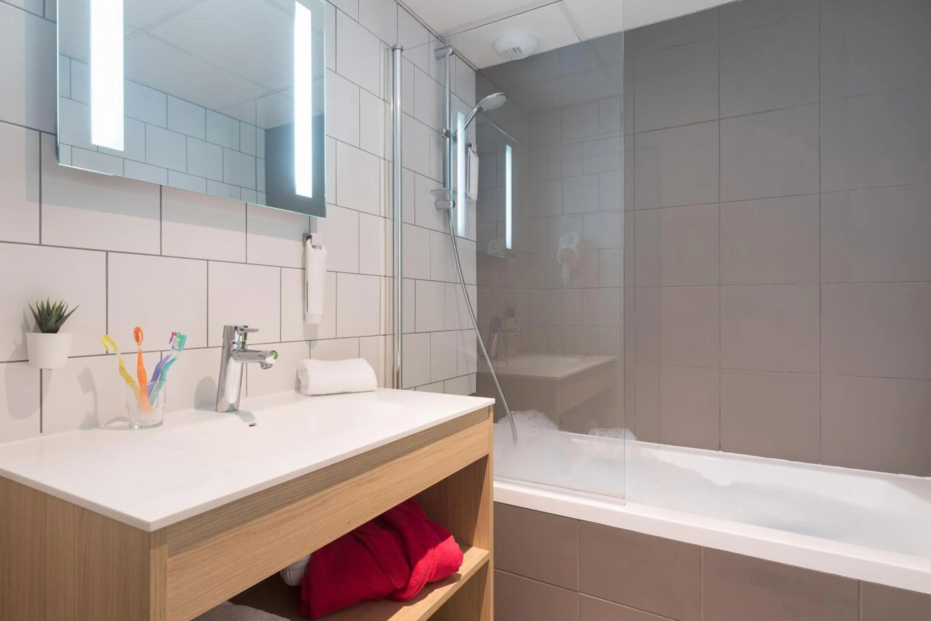 Bathroom in ibis Styles Toulouse Centre Gare