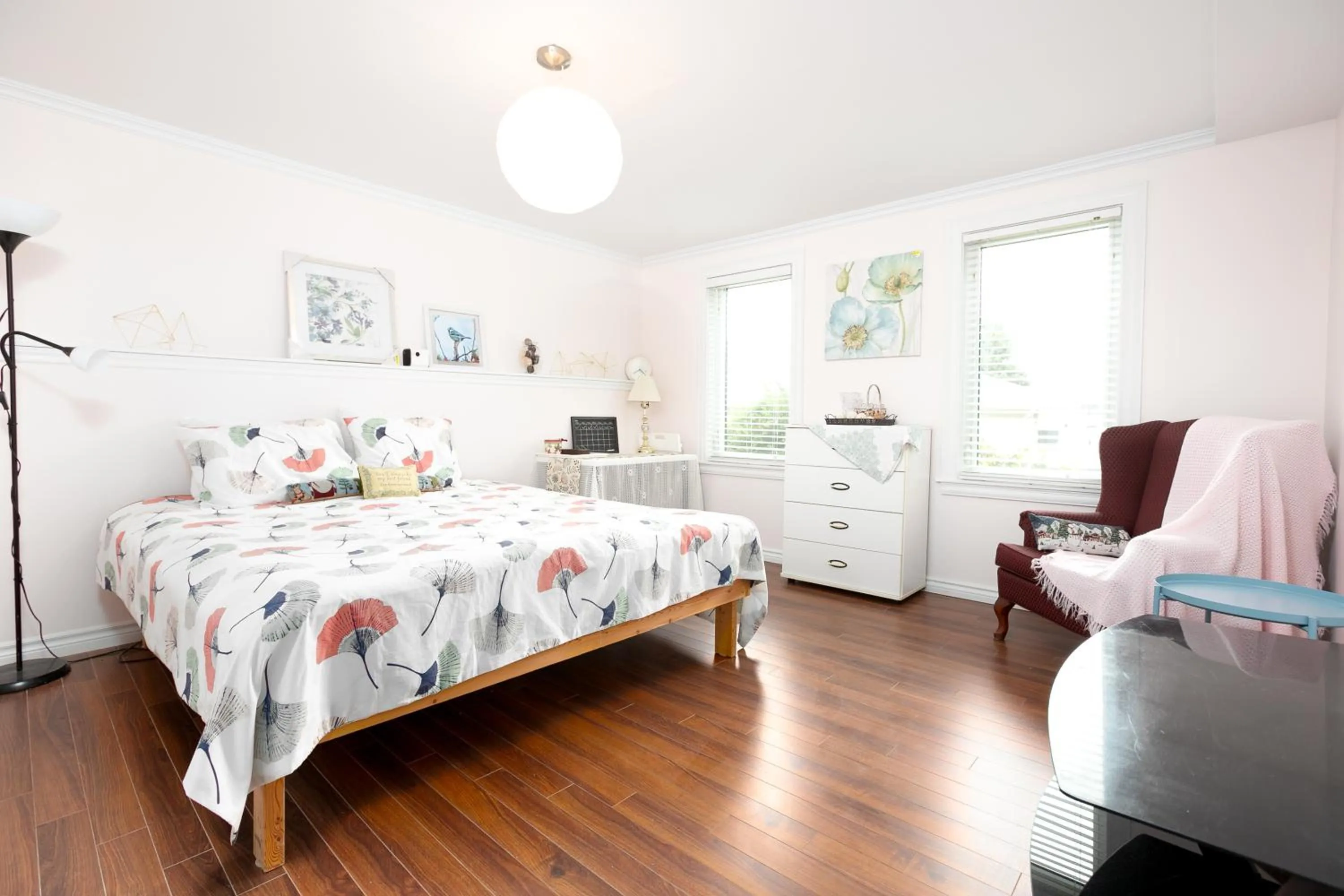 Photo of the whole room in Lily's garden