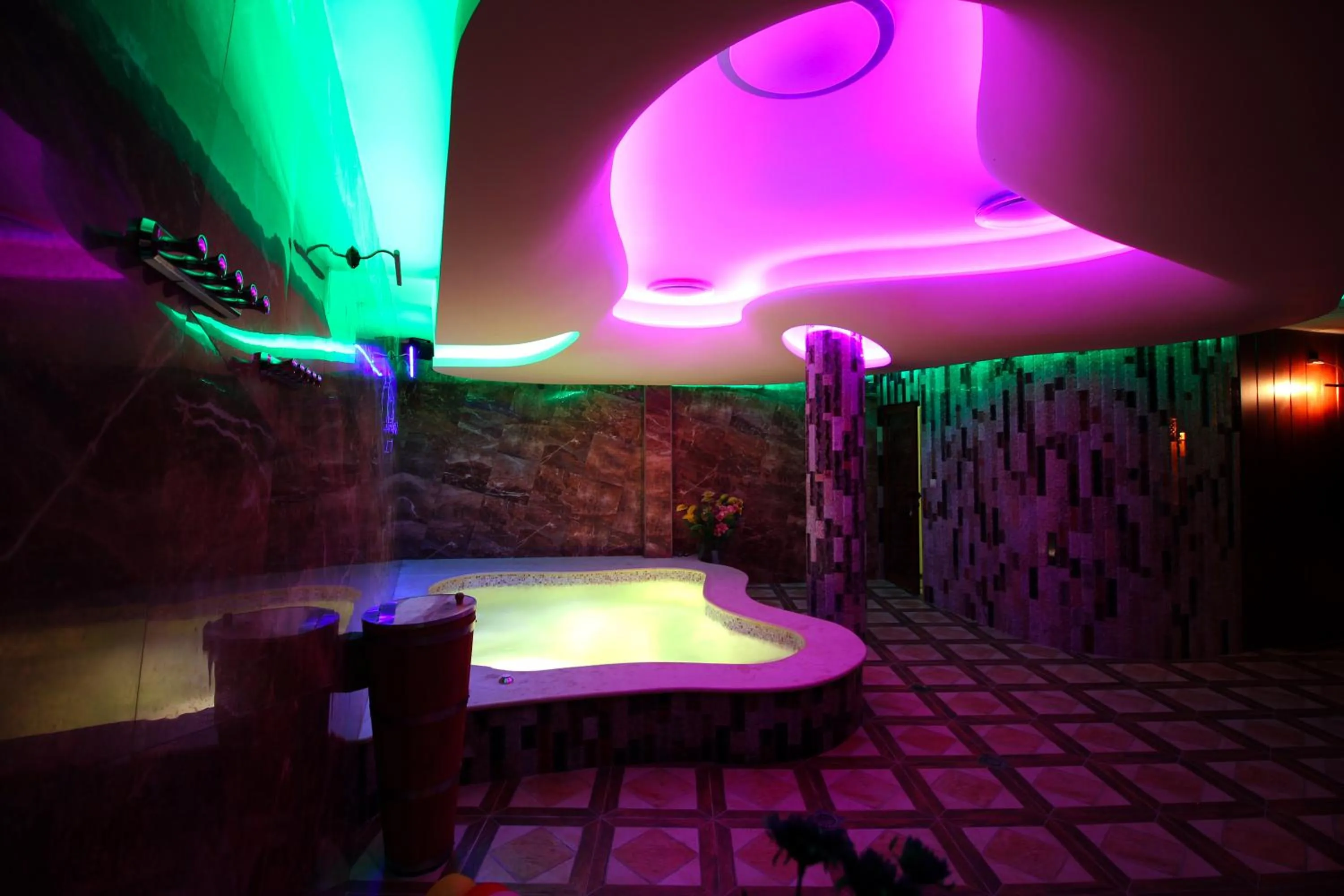 Hot Tub in Discret Hotel & Restaurant