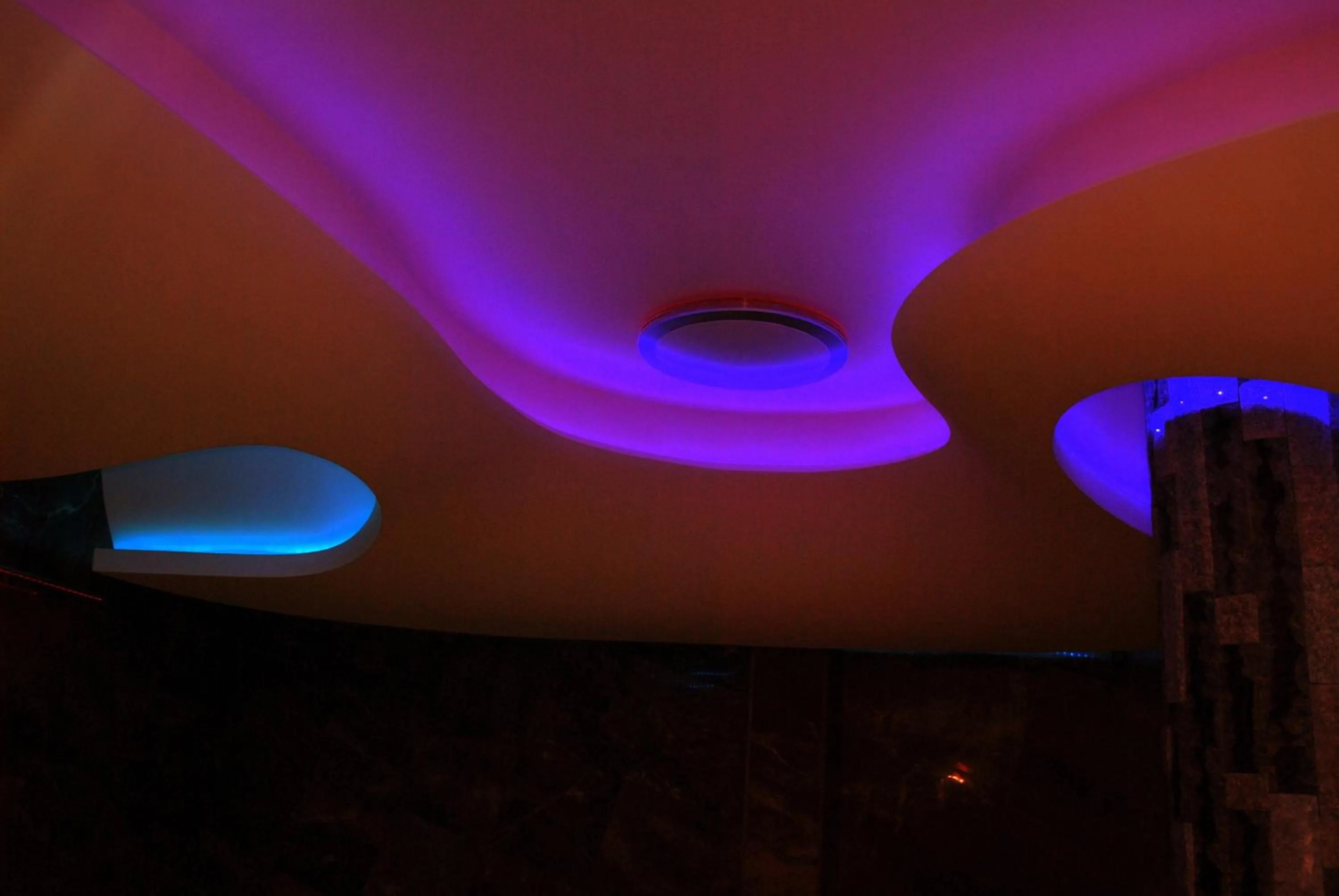 Night in Discret Hotel & Restaurant