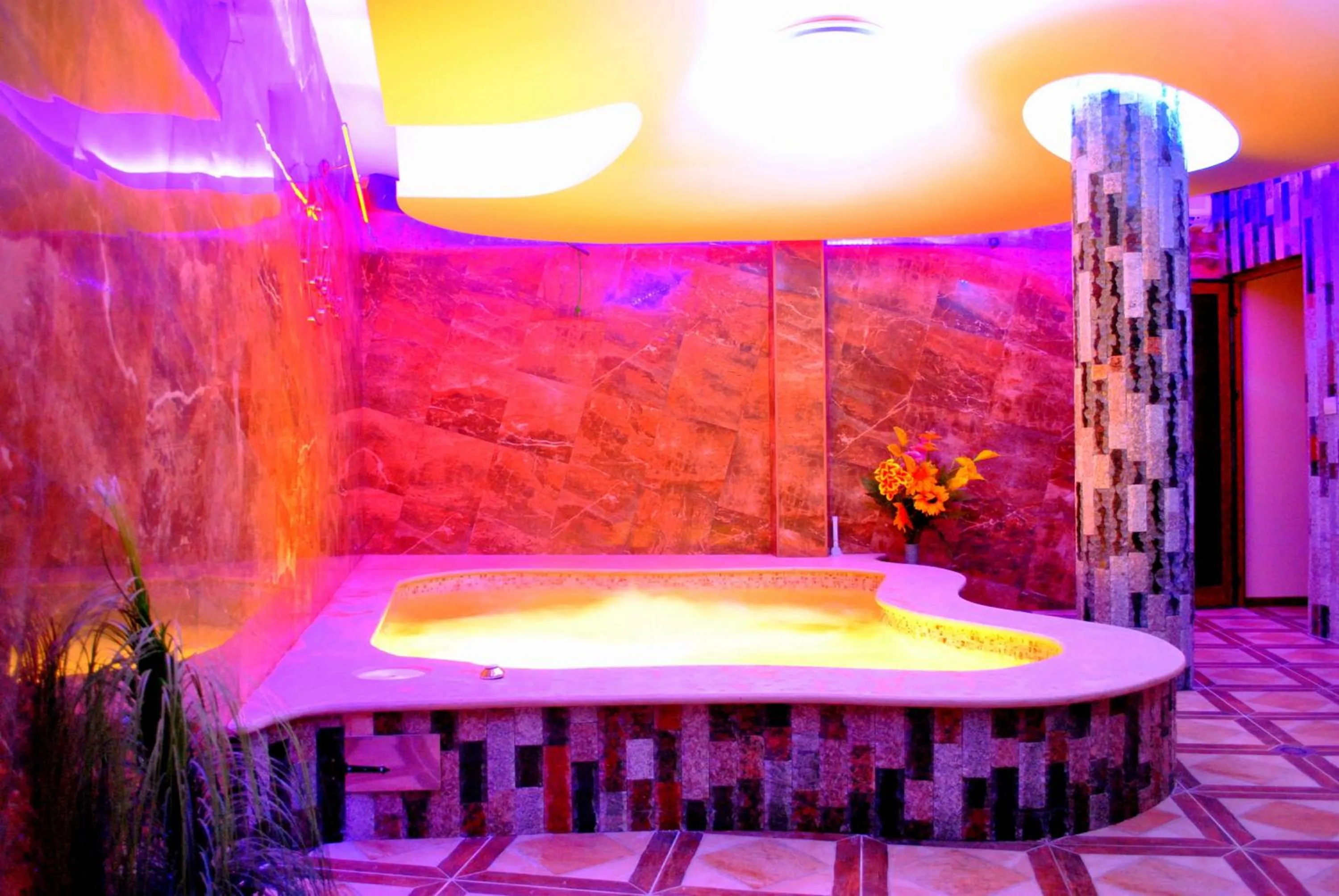 Hot Tub in Discret Hotel & Restaurant