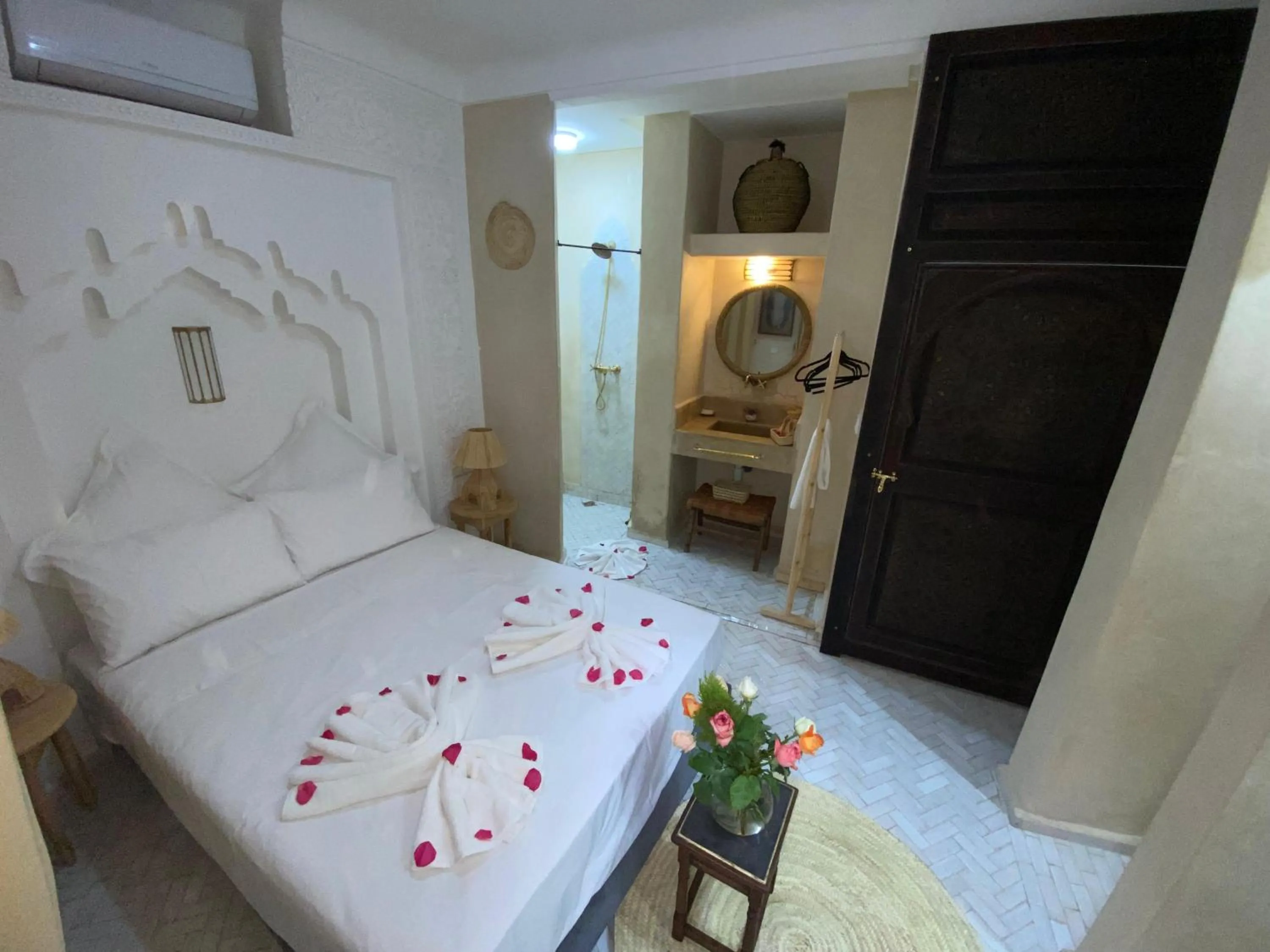 Bed in Riad 7 Saints