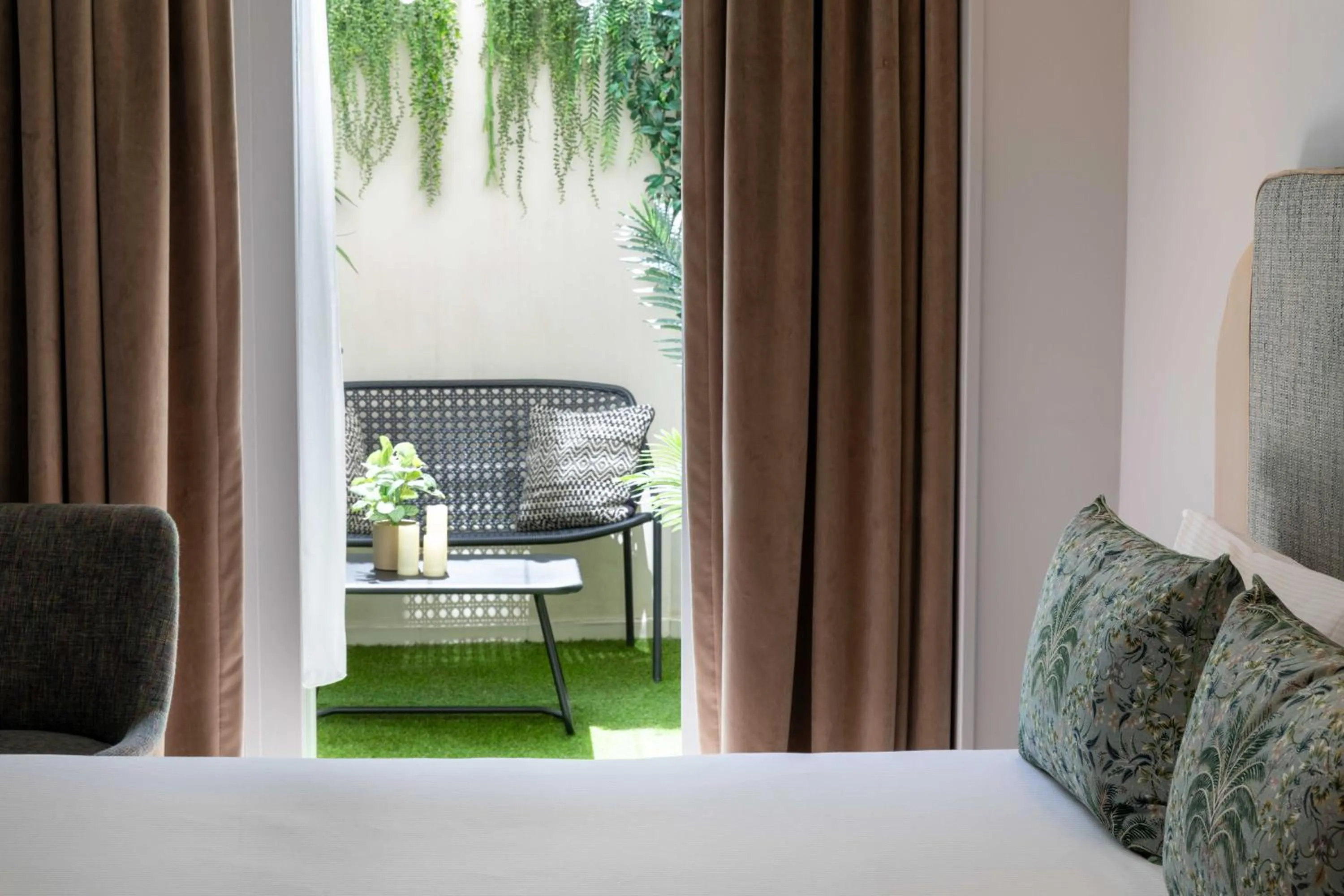 Patio, Bed in Hôtel Eiffel Saint Charles