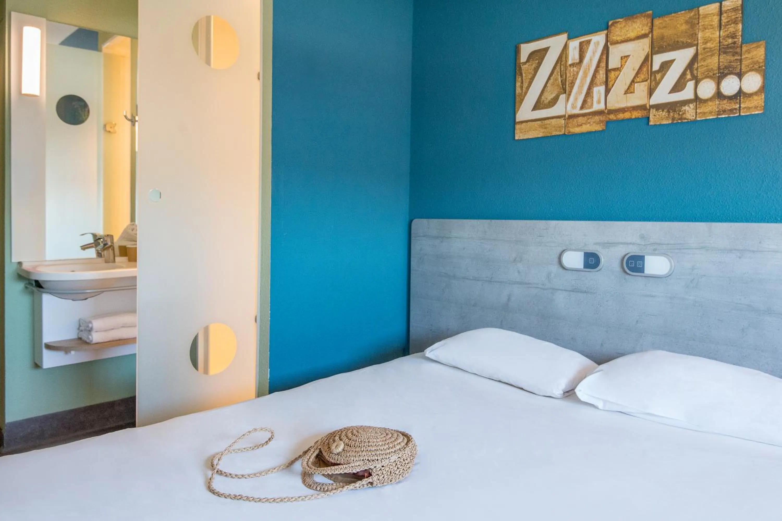 Bed in ibis budget Meudon Paris Ouest