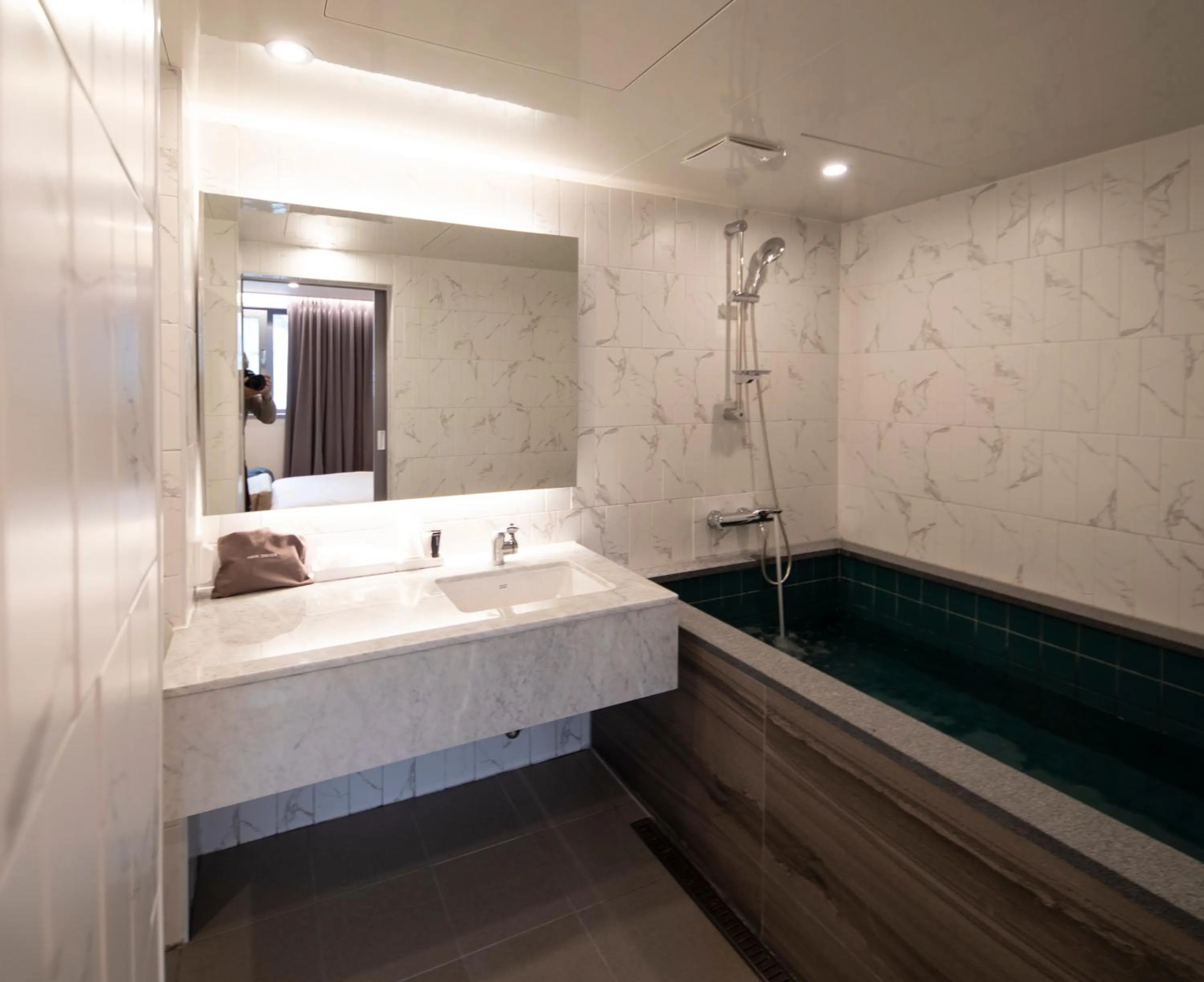 Bathroom, Bed in Centro Hotel