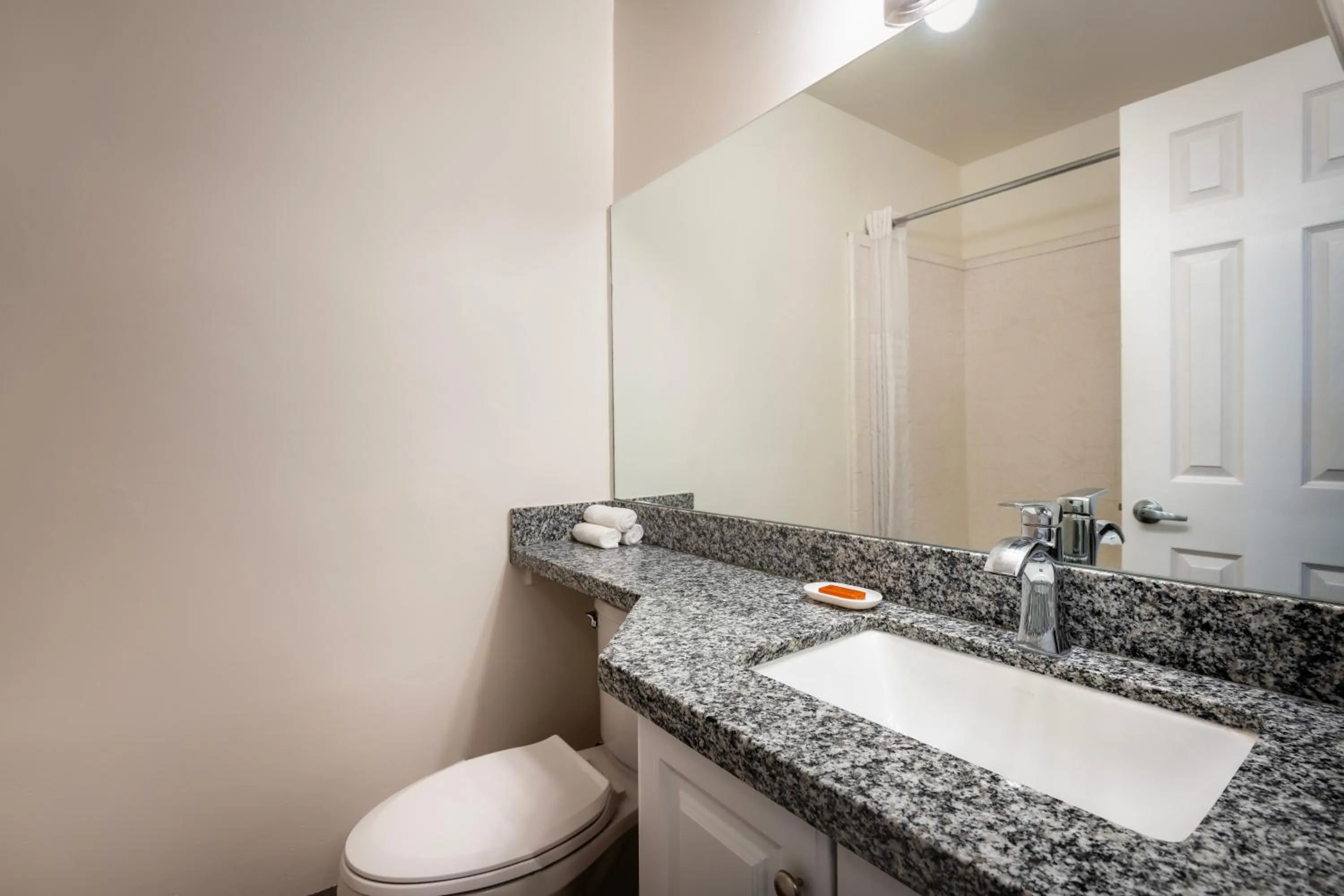 Toilet in Hotel Pepper Tree Boutique Kitchen Studios - Anaheim