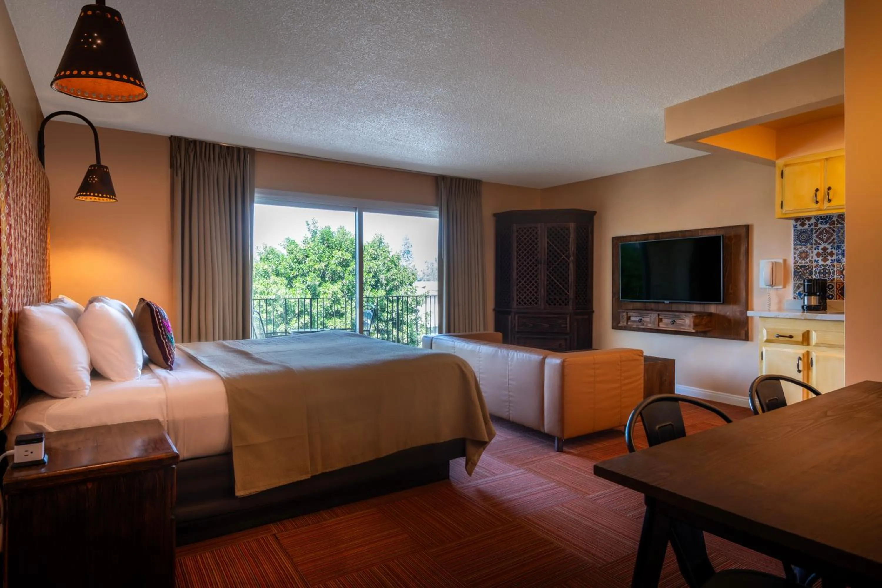 Bed in Hotel Pepper Tree Boutique Kitchen Studios - Anaheim