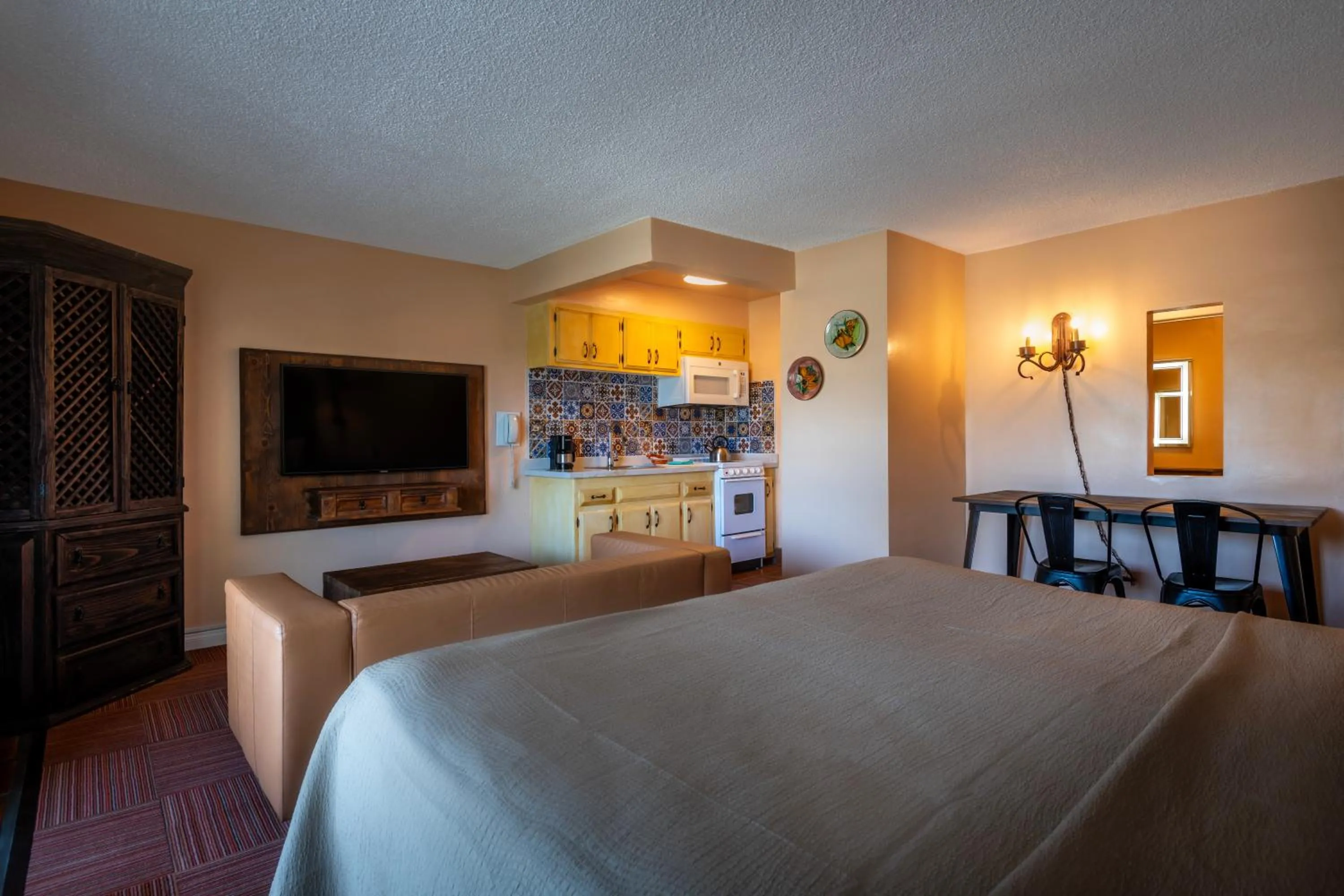 TV and multimedia, Bed in Hotel Pepper Tree Boutique Kitchen Studios - Anaheim