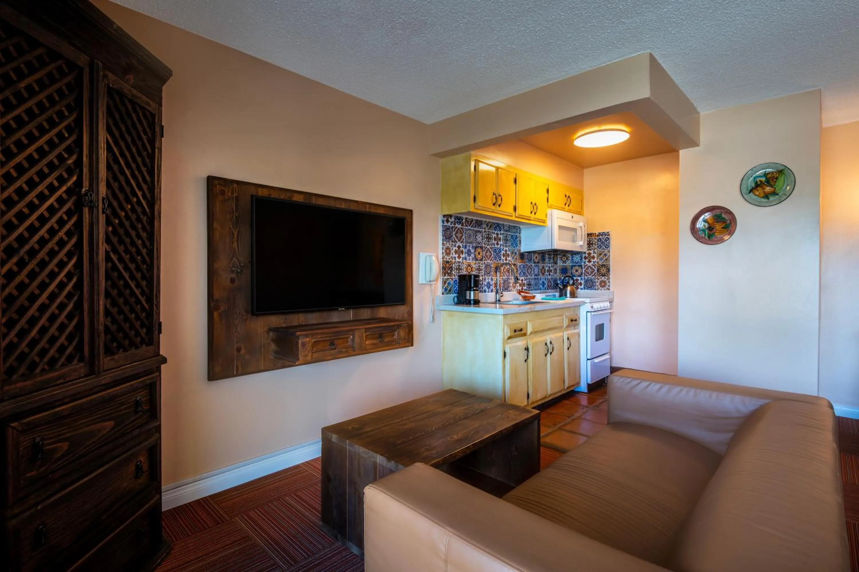 TV and multimedia in Hotel Pepper Tree Boutique Kitchen Studios - Anaheim