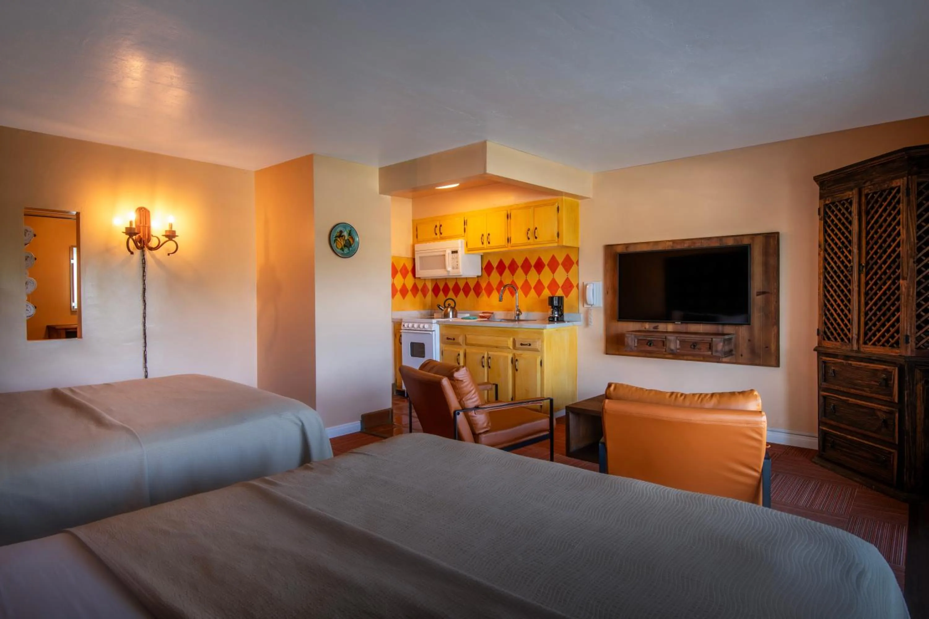 Kitchen or kitchenette, Bed in Hotel Pepper Tree Boutique Kitchen Studios - Anaheim