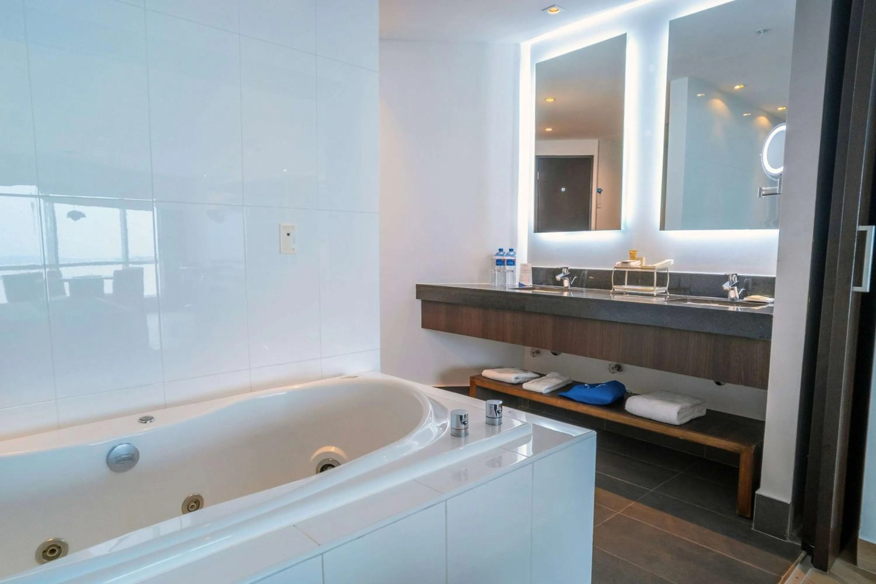 Hot Tub in Wyndham Guayaquil, Puerto Santa Ana