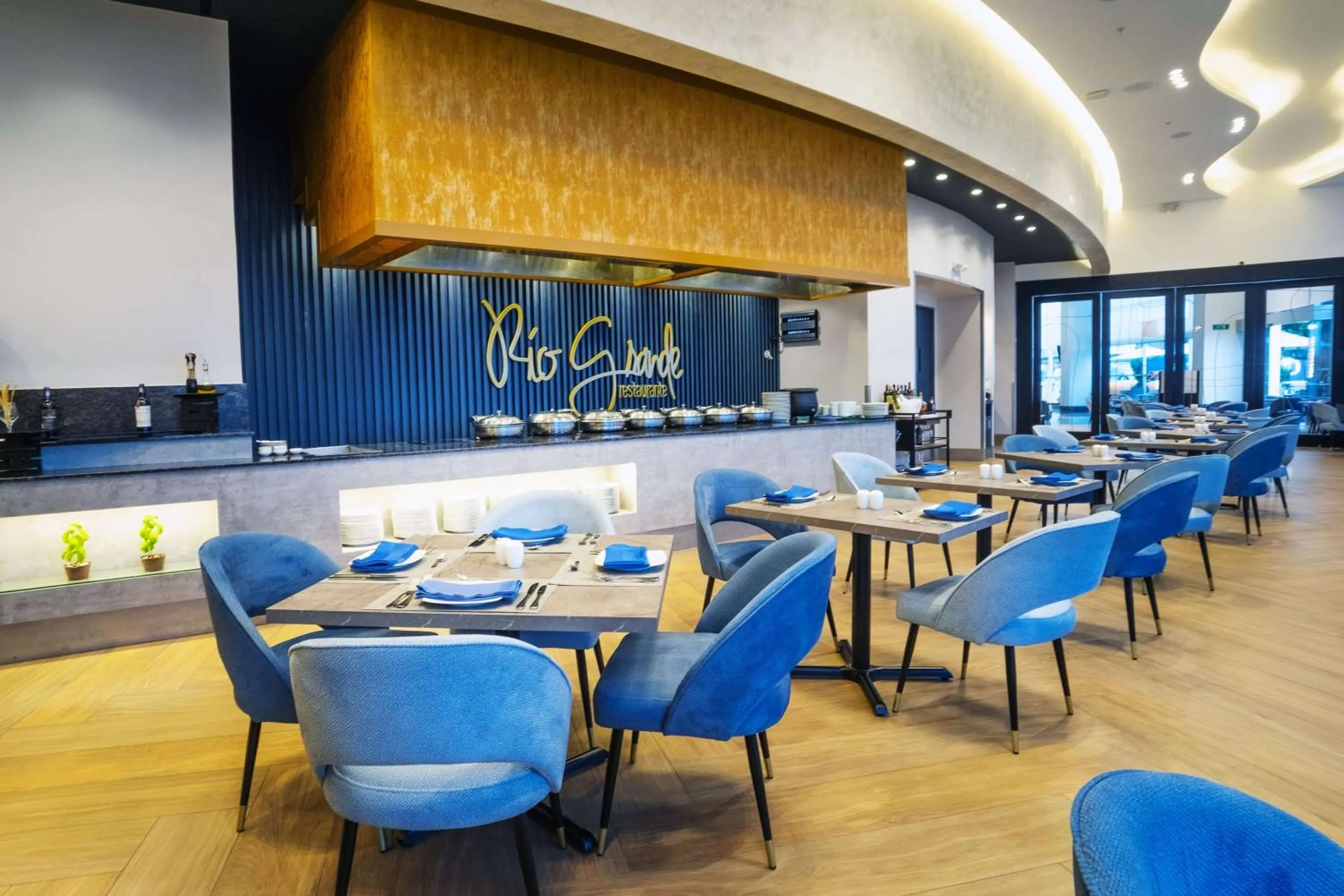 Restaurant/places to eat in Wyndham Guayaquil, Puerto Santa Ana