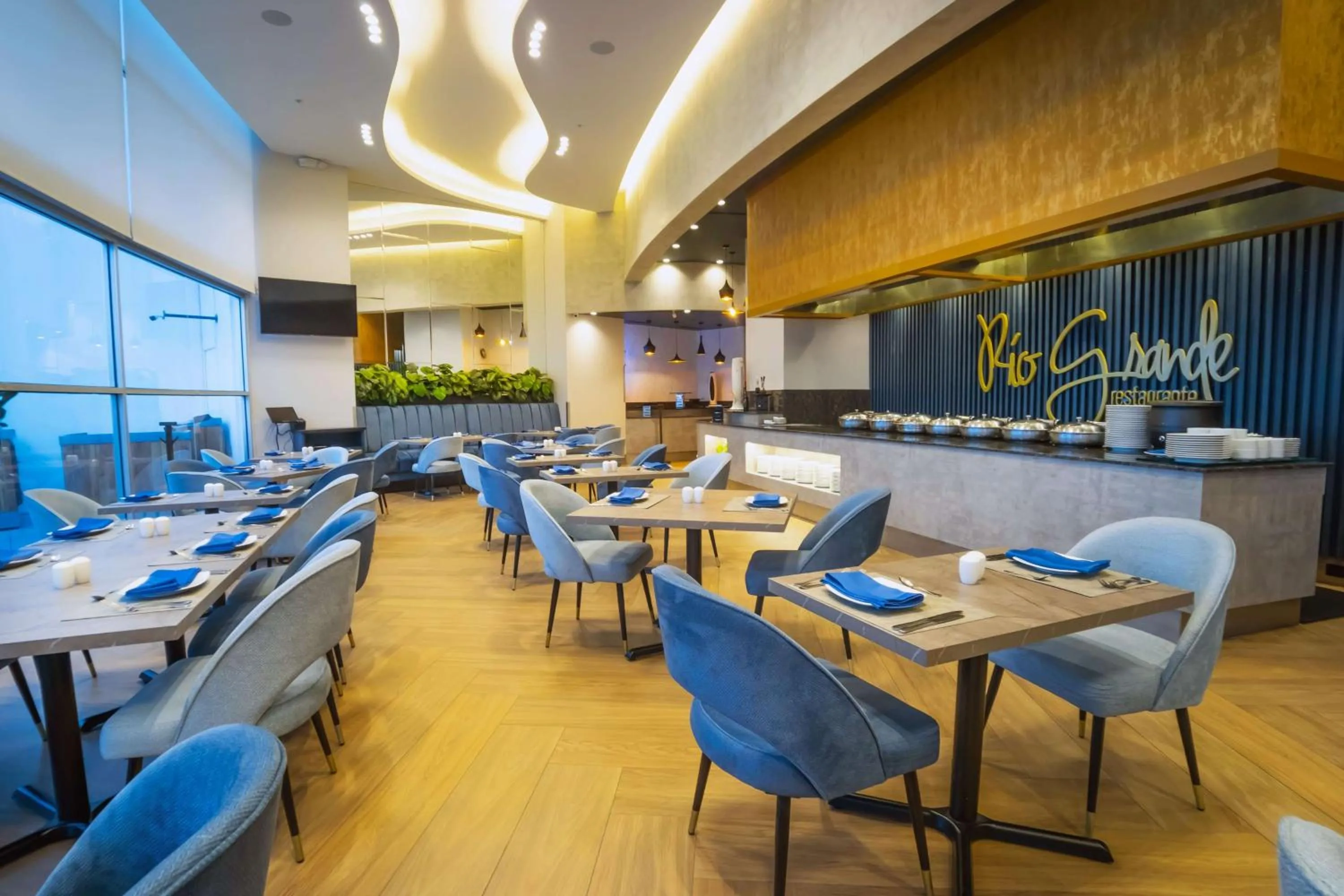 Restaurant/places to eat in Wyndham Guayaquil, Puerto Santa Ana