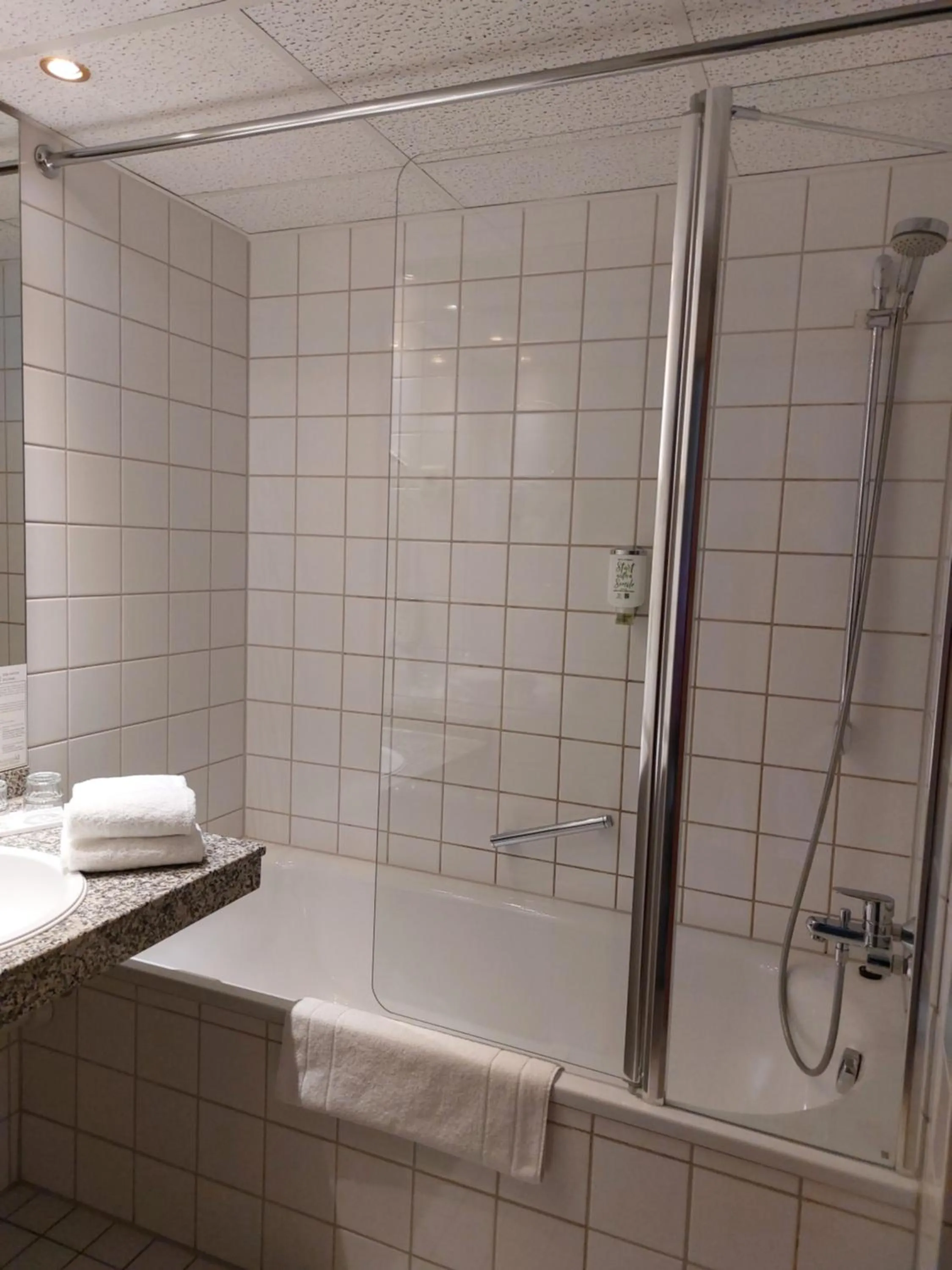 Shower in Hotel Rheingold