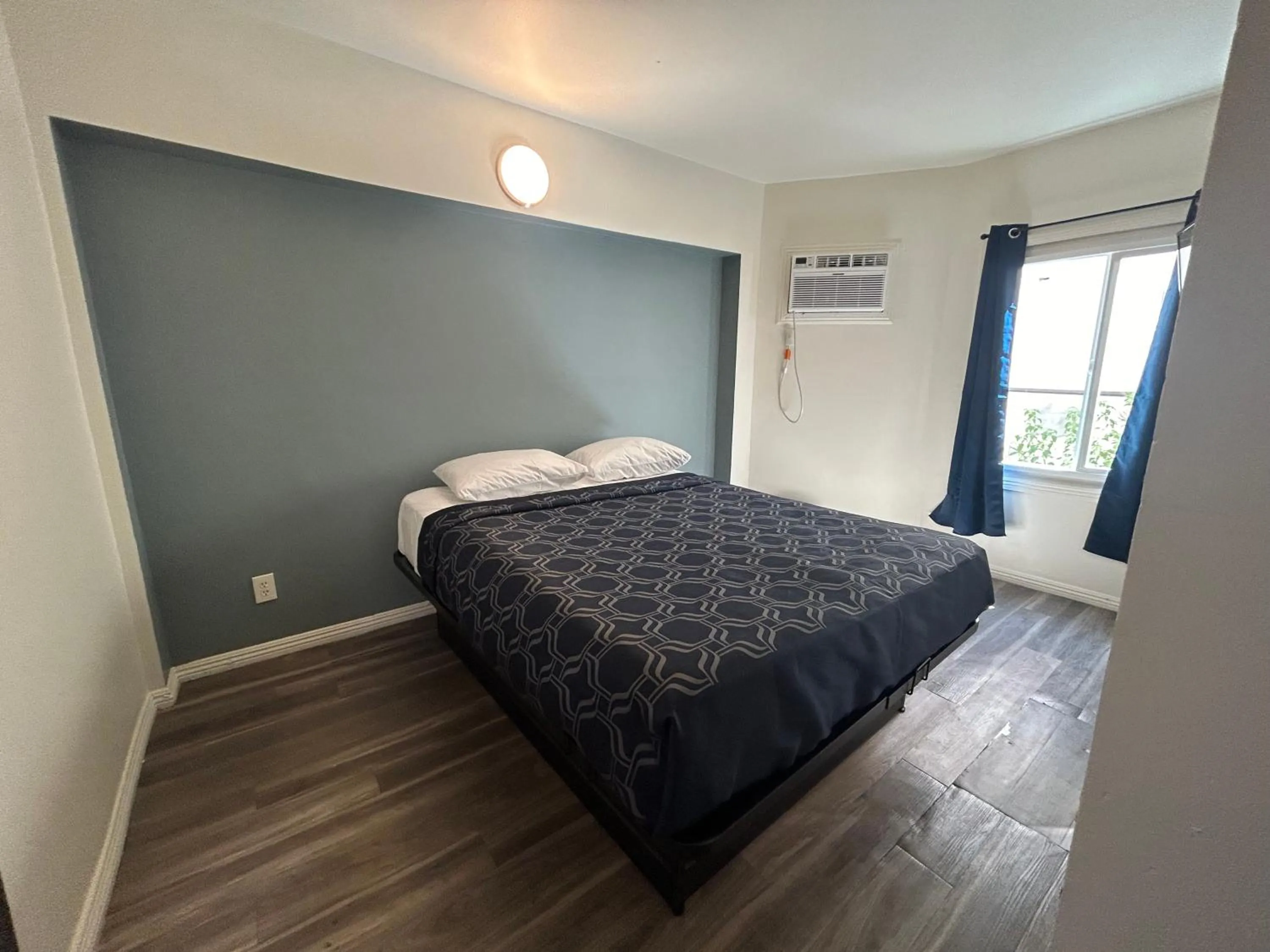 Bed in Budget Inn Hollywood