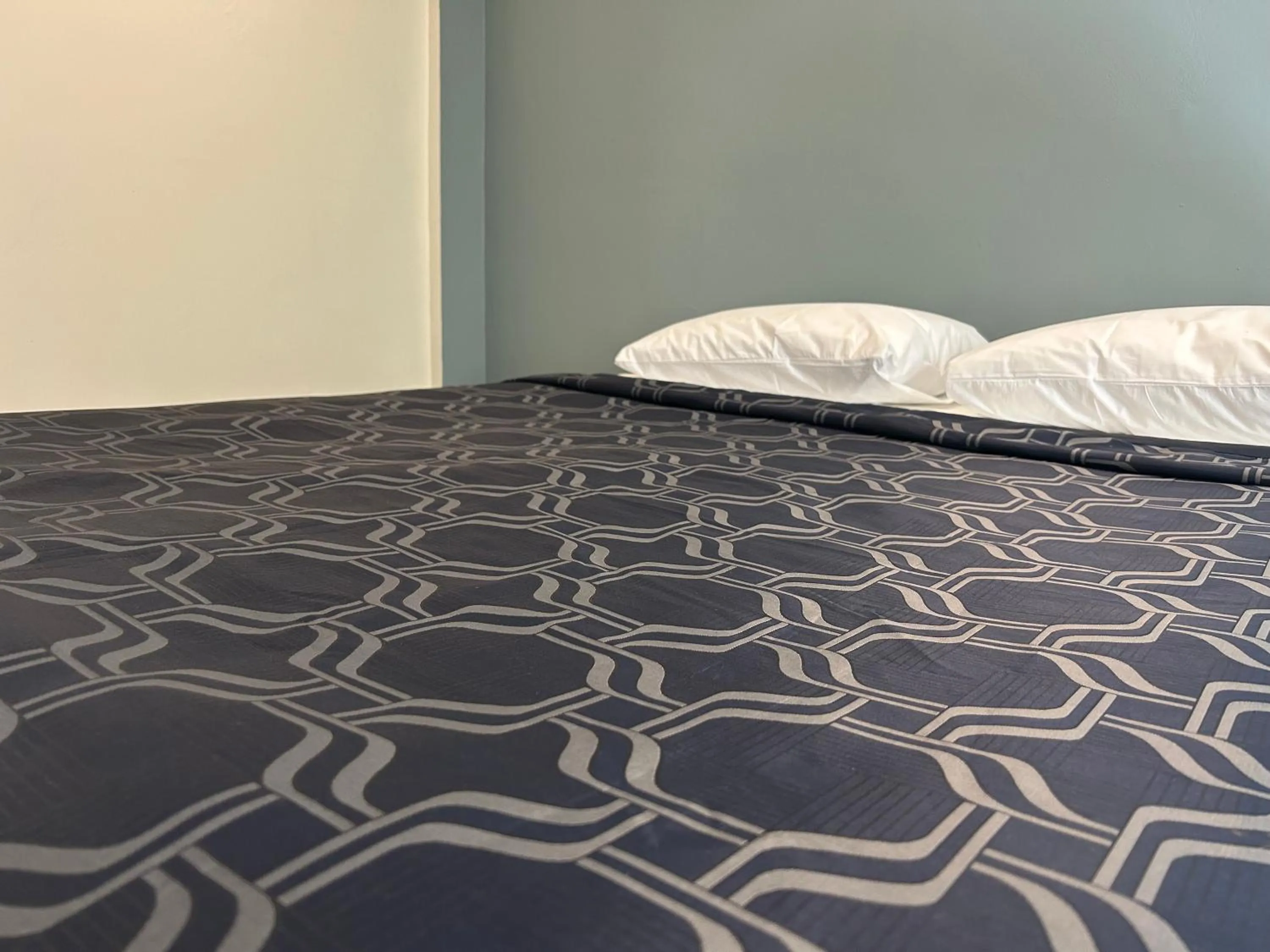 Bed in Budget Inn Hollywood