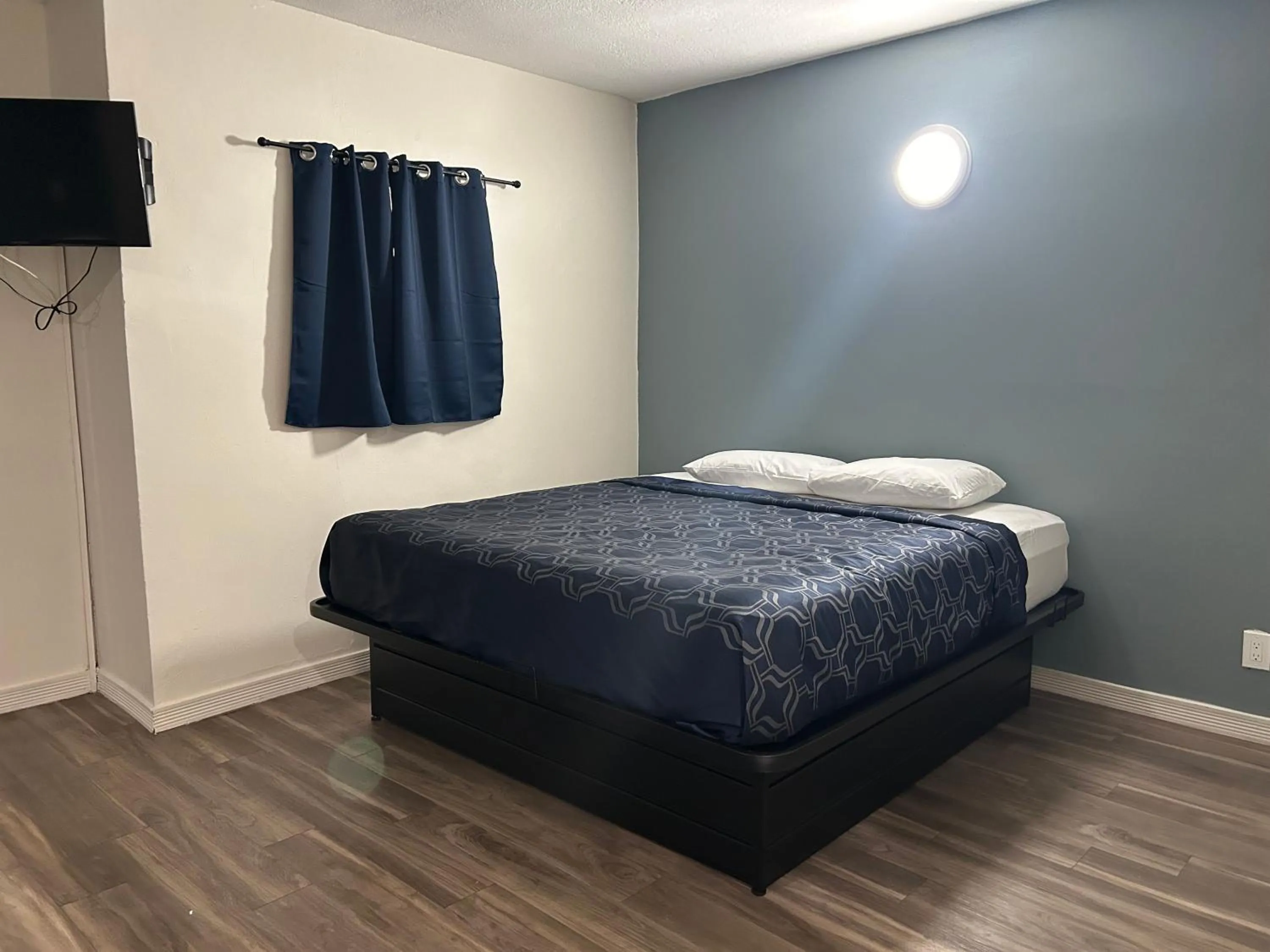 Bed in Budget Inn Hollywood