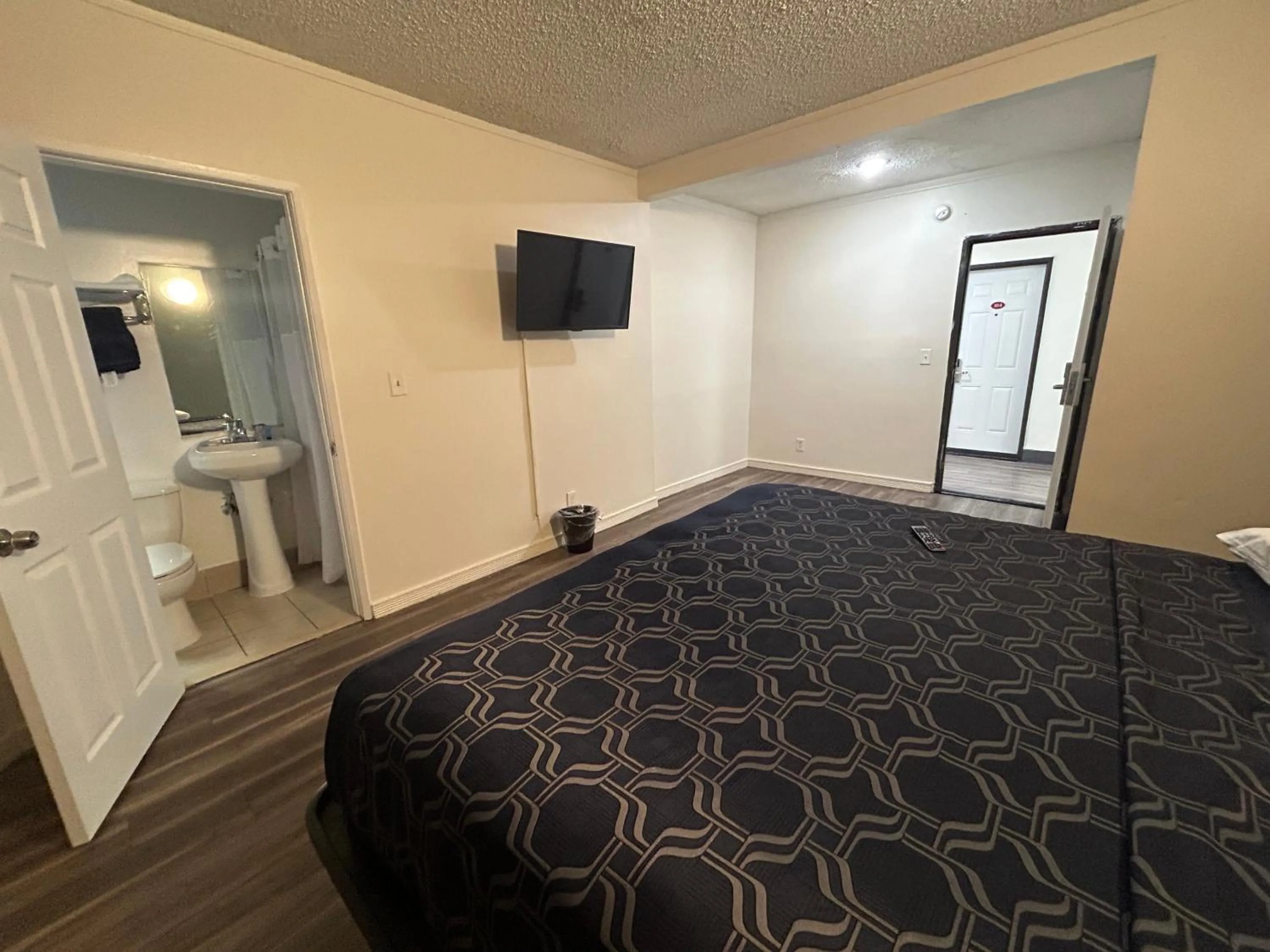 Bed in Budget Inn Hollywood