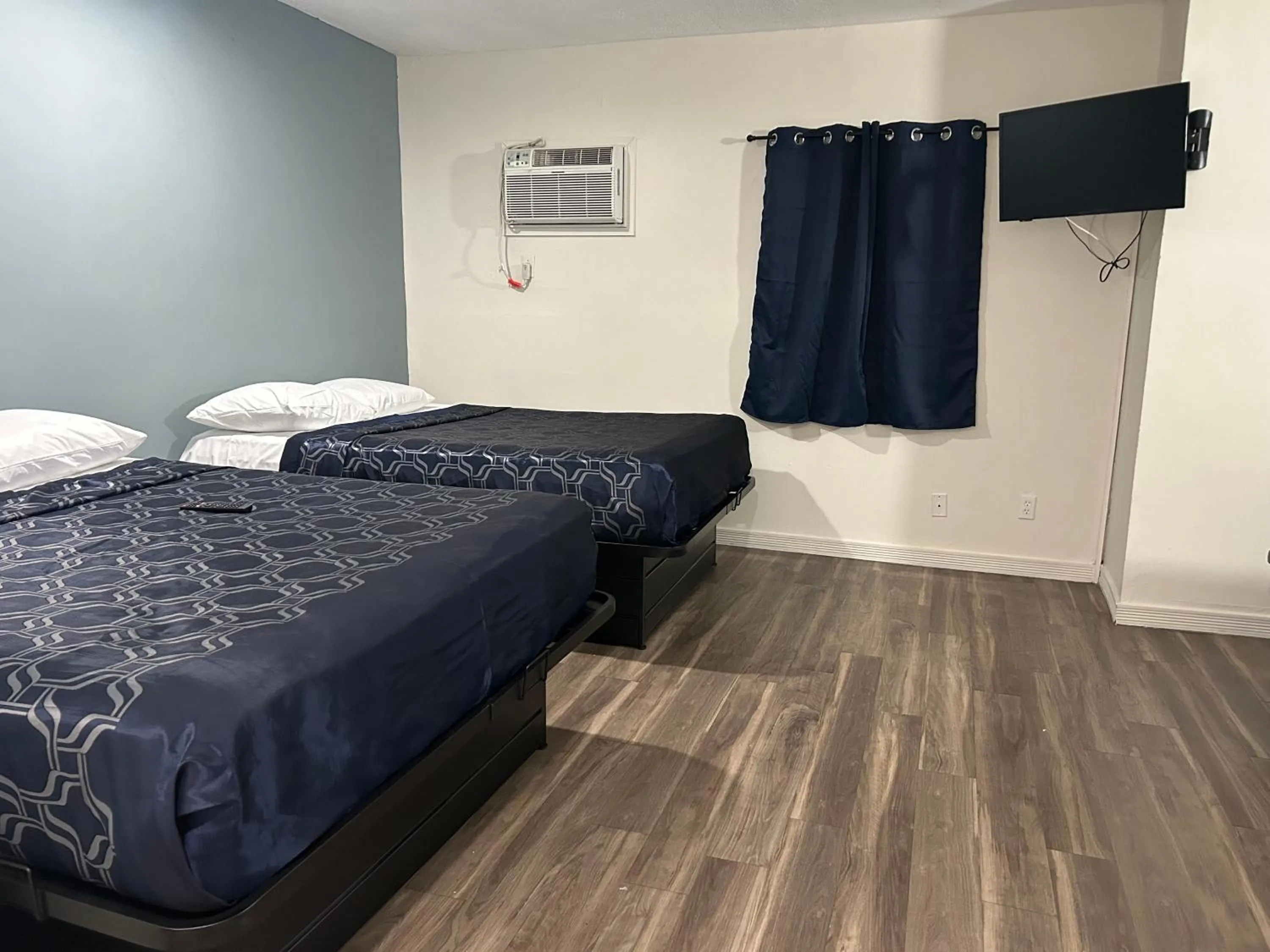 Bed in Budget Inn Hollywood