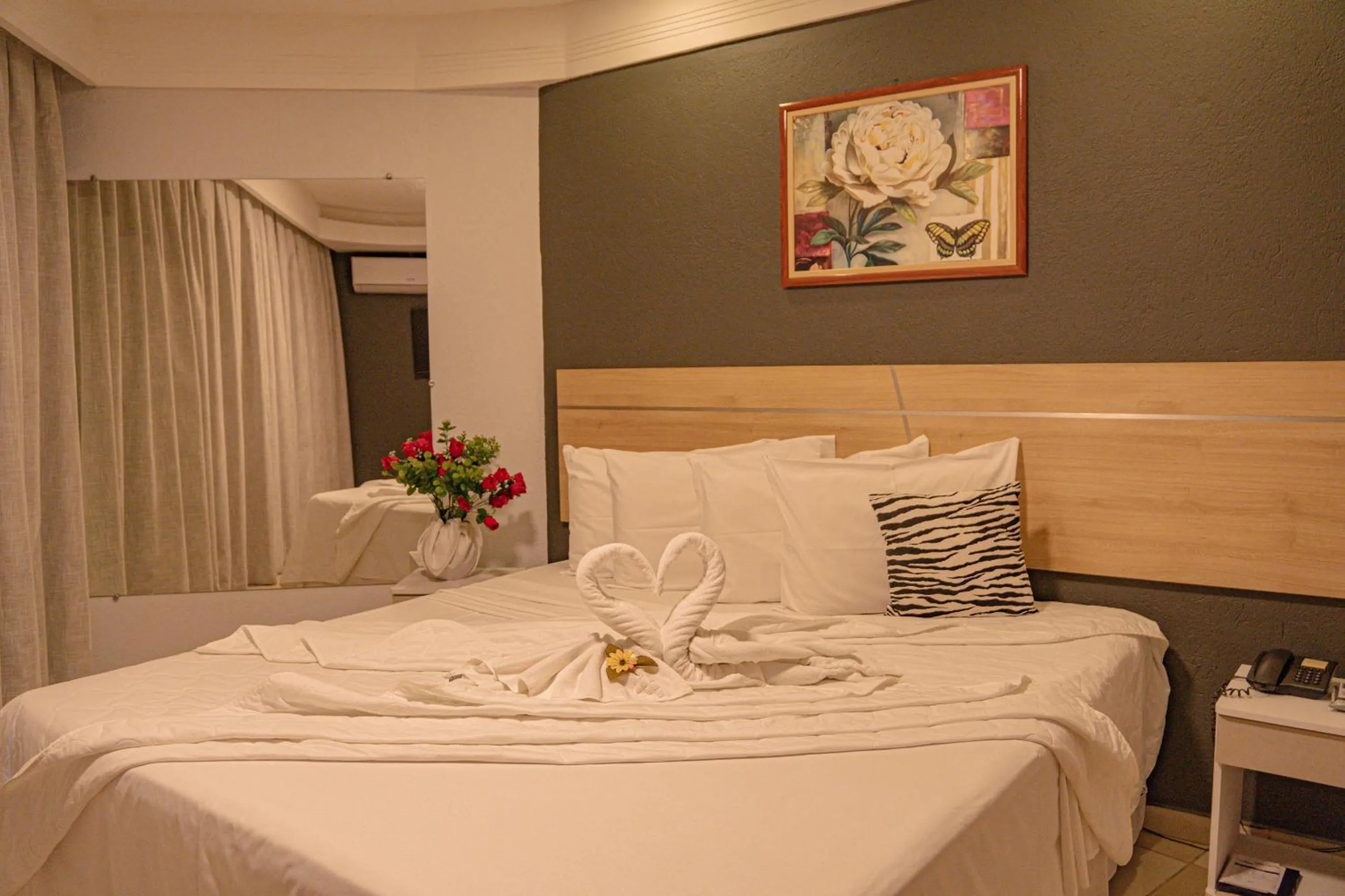 Hot Tub, Bed in Hotel Porto Napolis