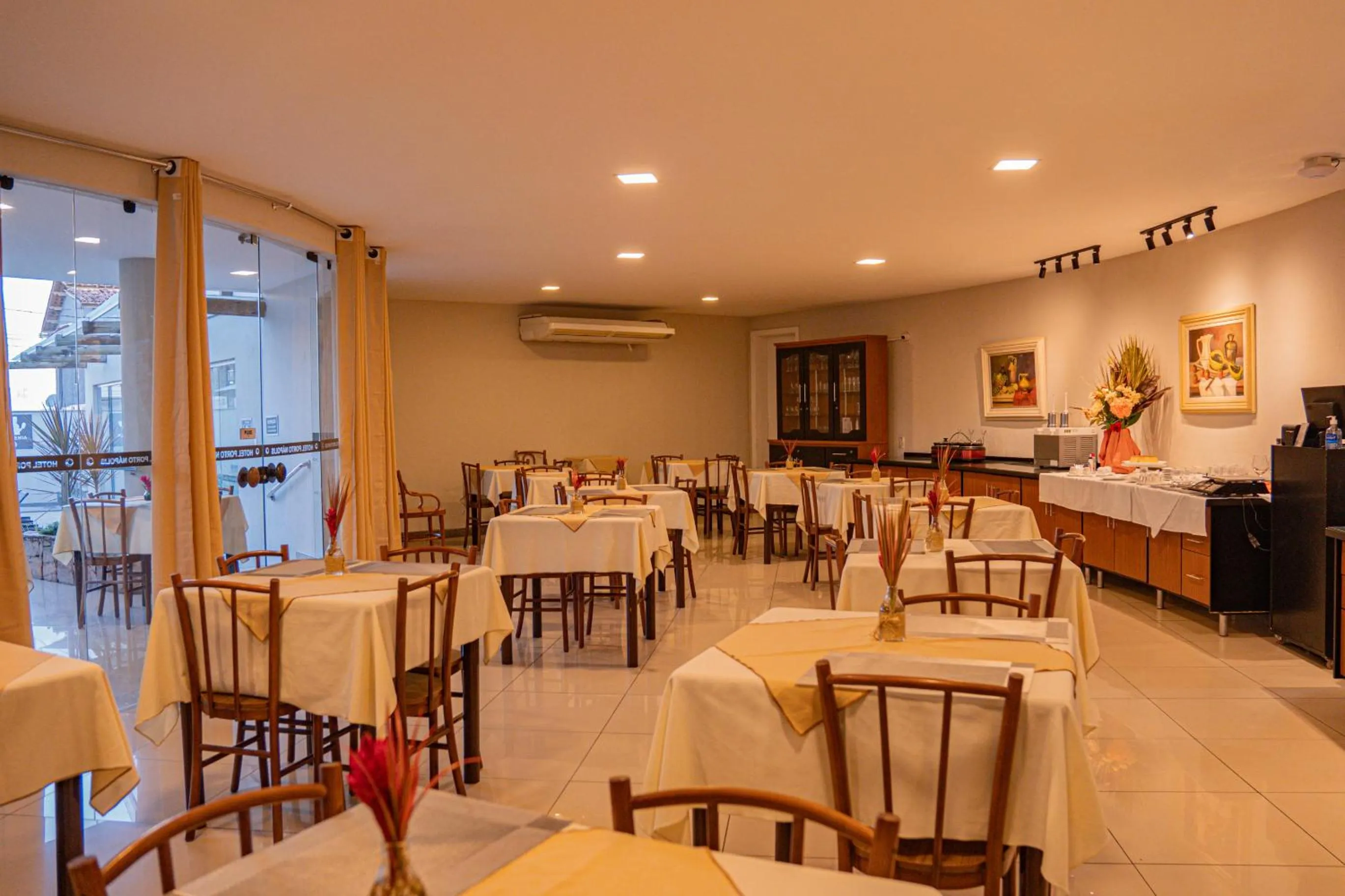 Restaurant/places to eat in Hotel Porto Napolis