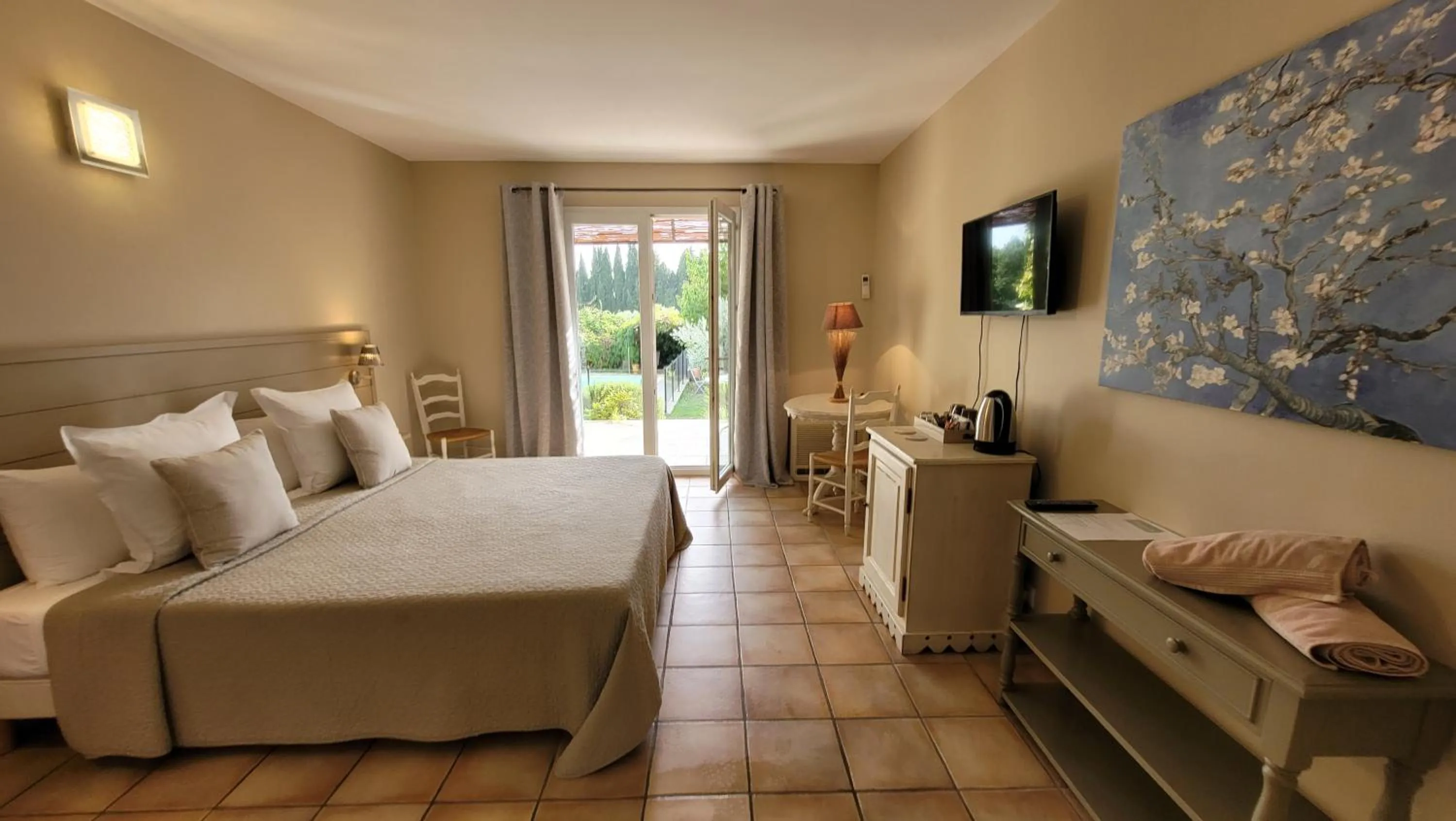 TV and multimedia, Bed in Mas des Marguerites