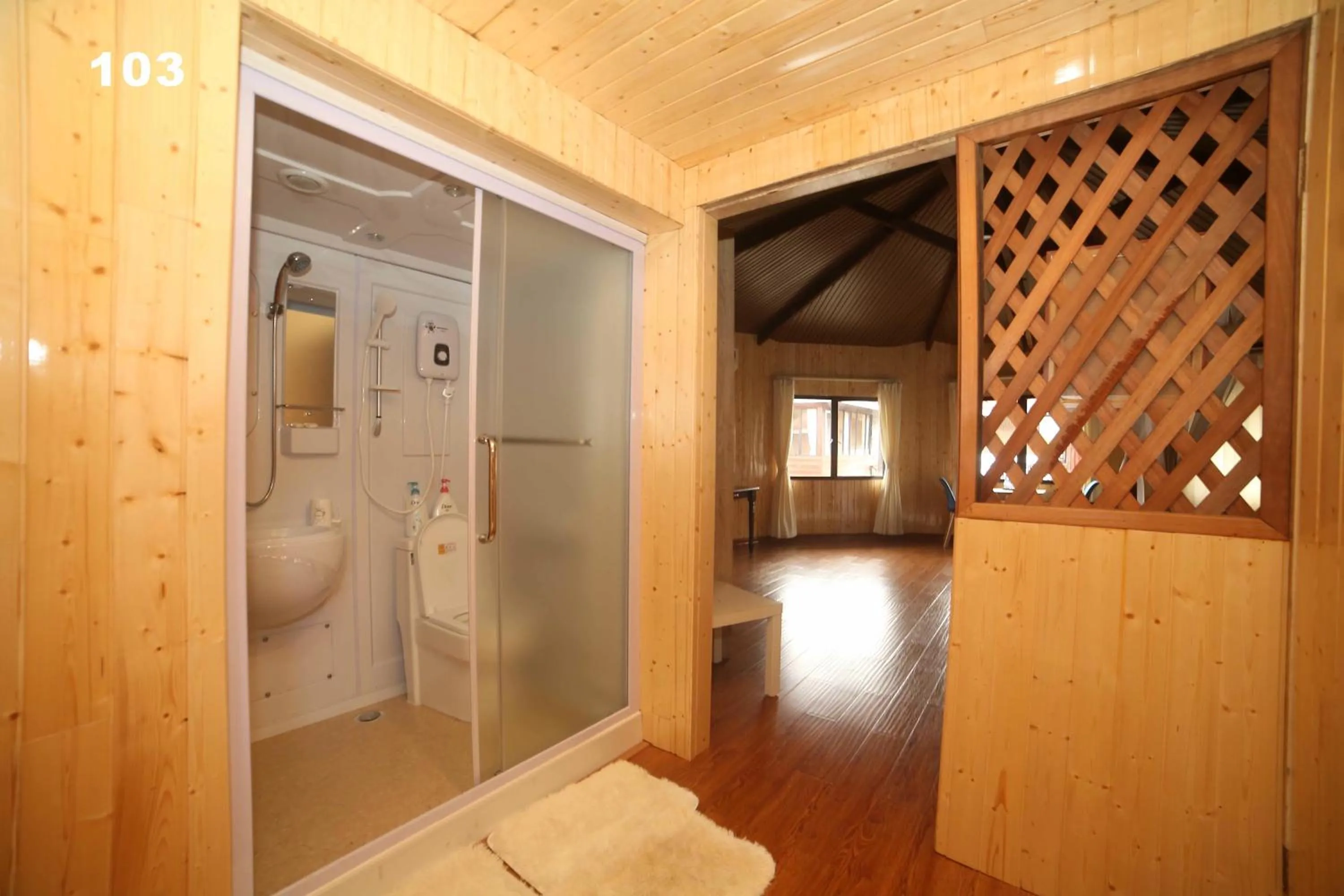 Shower in Gayang Friendly Water House Homestay