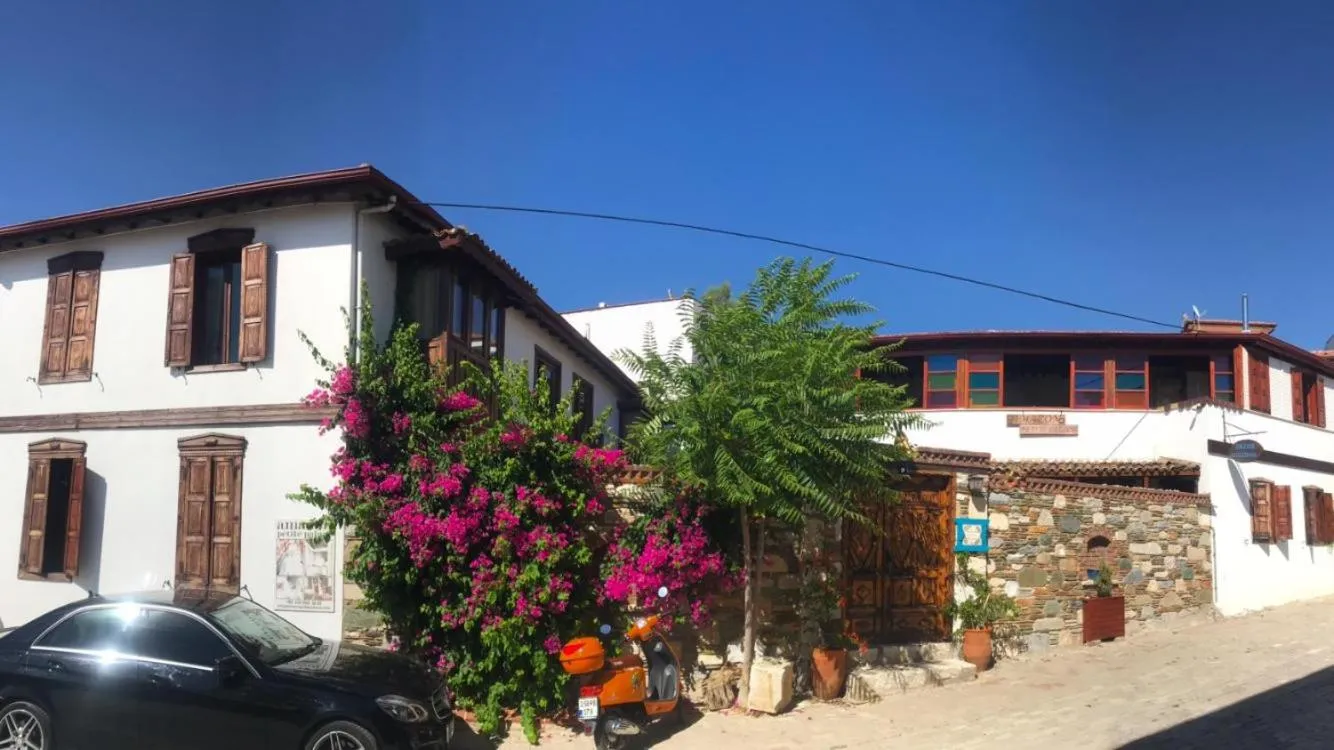 Property building in Amazon Petite Palace
